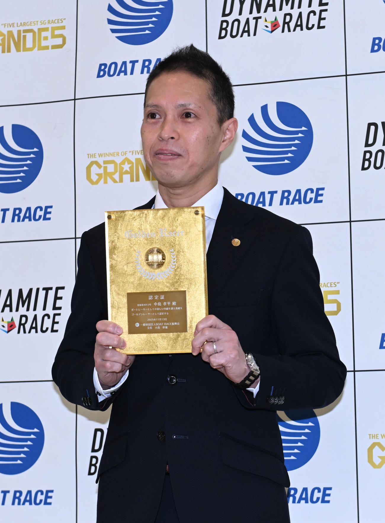 ゴールデンレーサー認定の盾が贈られた中島孝平選手（撮影・和賀正仁）