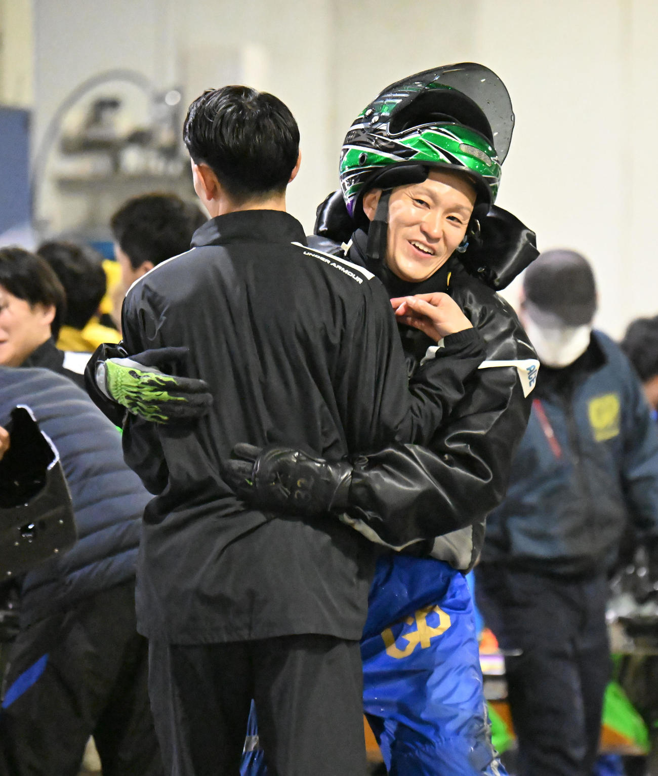 住之江12R　茅原悠紀（左）と抱き合う西山貴浩（撮影・和賀正仁）