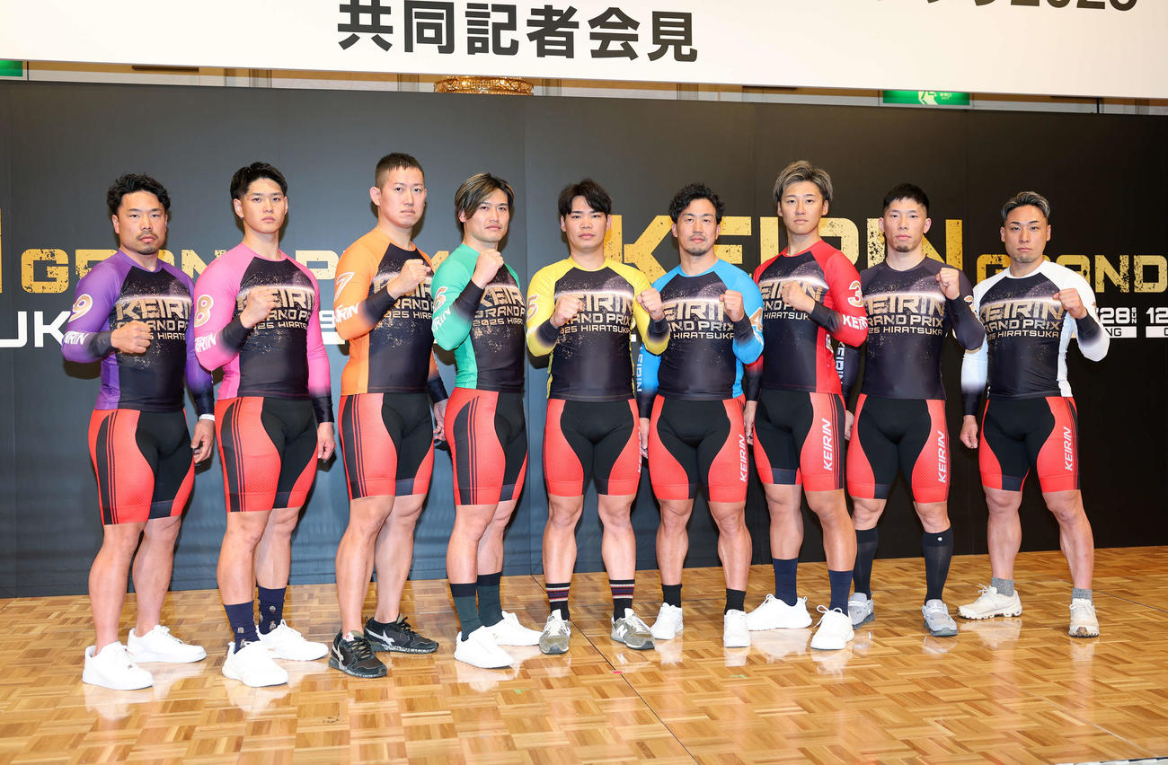 写真に納まる、車番順右から郡司、寺崎、真杉、南、吉田、阿部、脇本、嘉永、古性（撮影・鈴木正人）