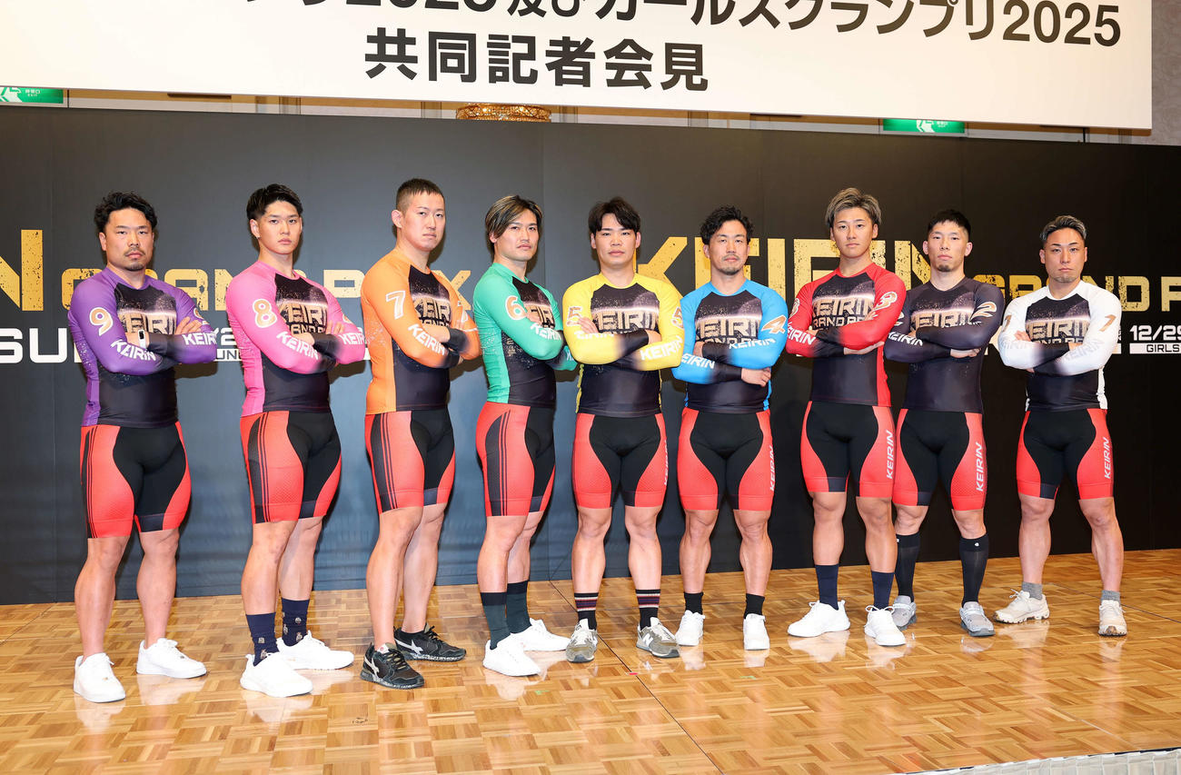 写真に納まる、車番順右から郡司、寺崎、真杉、南、吉田、阿部、脇本、嘉永、古性（撮影・鈴木正人）