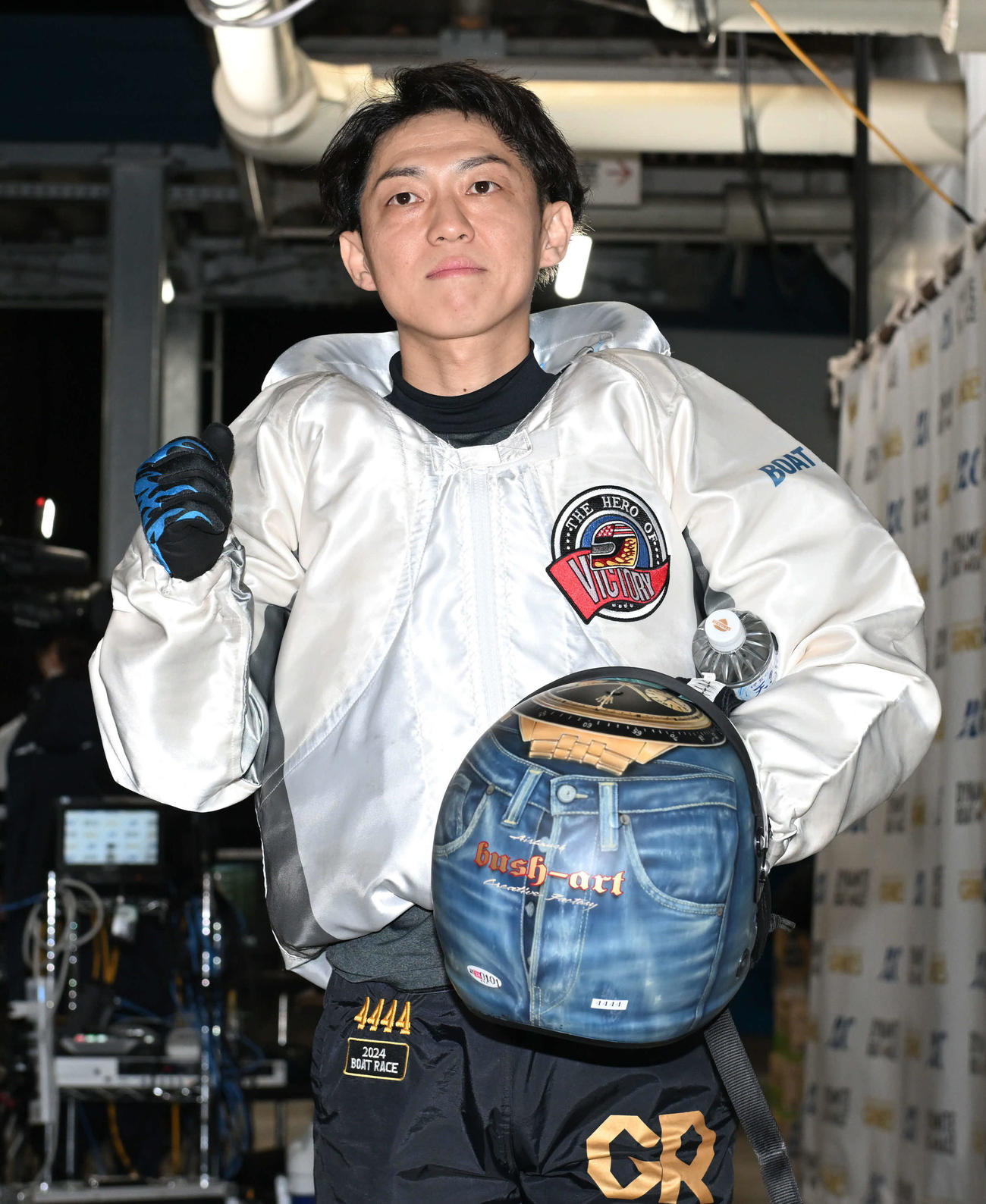 12Rグランプリトライアル2ndを制した桐生順平はガッツポーズ（撮影・和賀正仁）