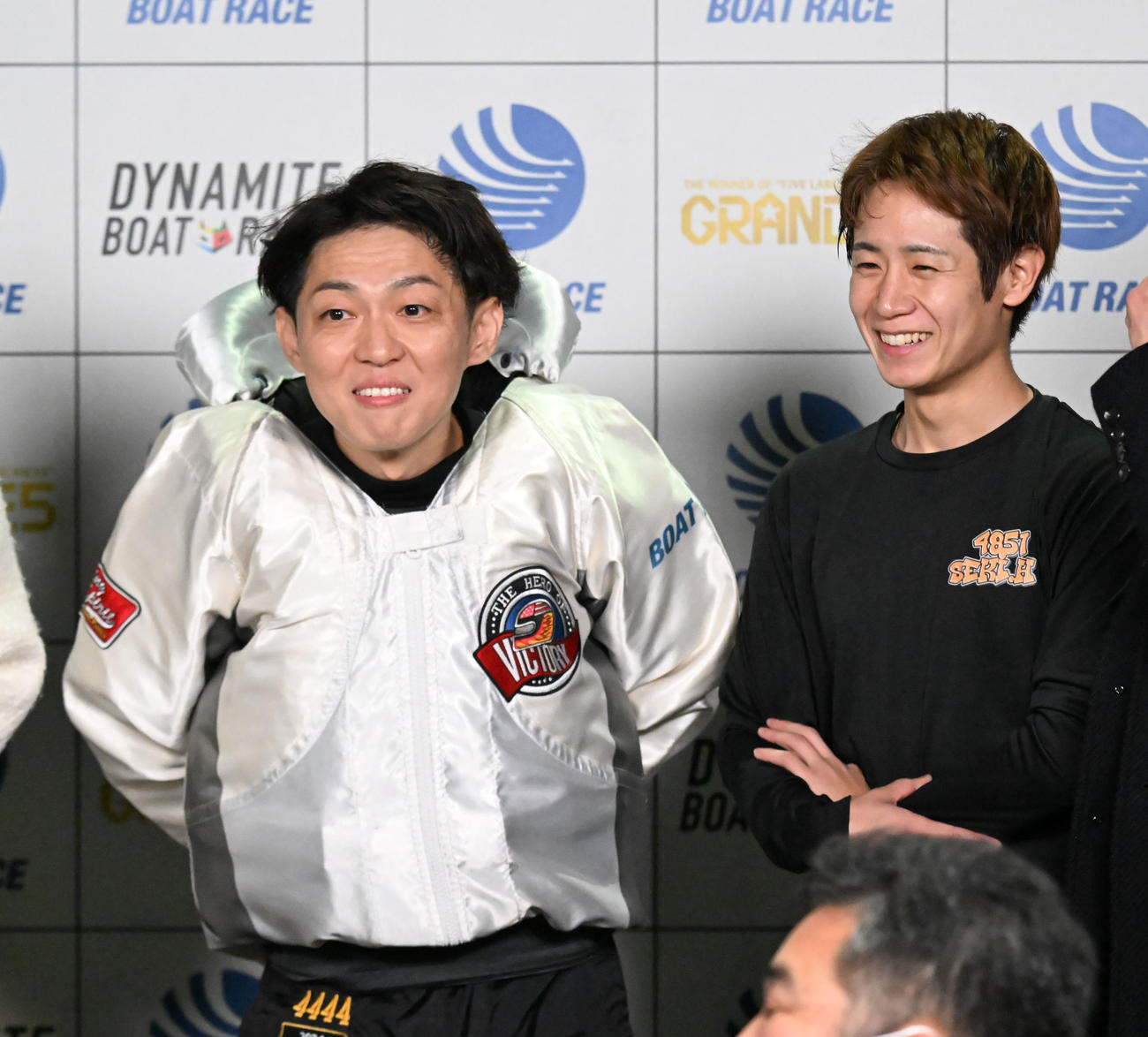 レース後、インタビューを受ける桐生順平（左）と関浩哉（撮影・和賀正仁）