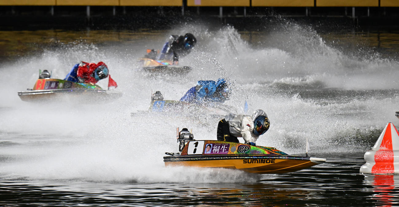 12Rグランプリトライアル2nd、1周目2マークをトップで回る桐生順平（撮影・和賀正仁）