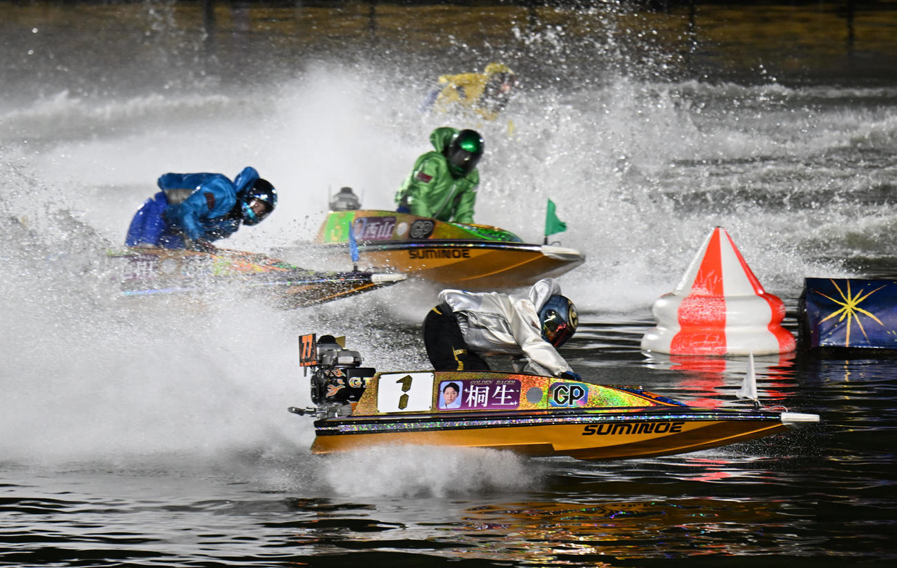 12Rグランプリトライアル2nd、1周目2マークをトップで回る桐生順平（撮影・和賀正仁）
