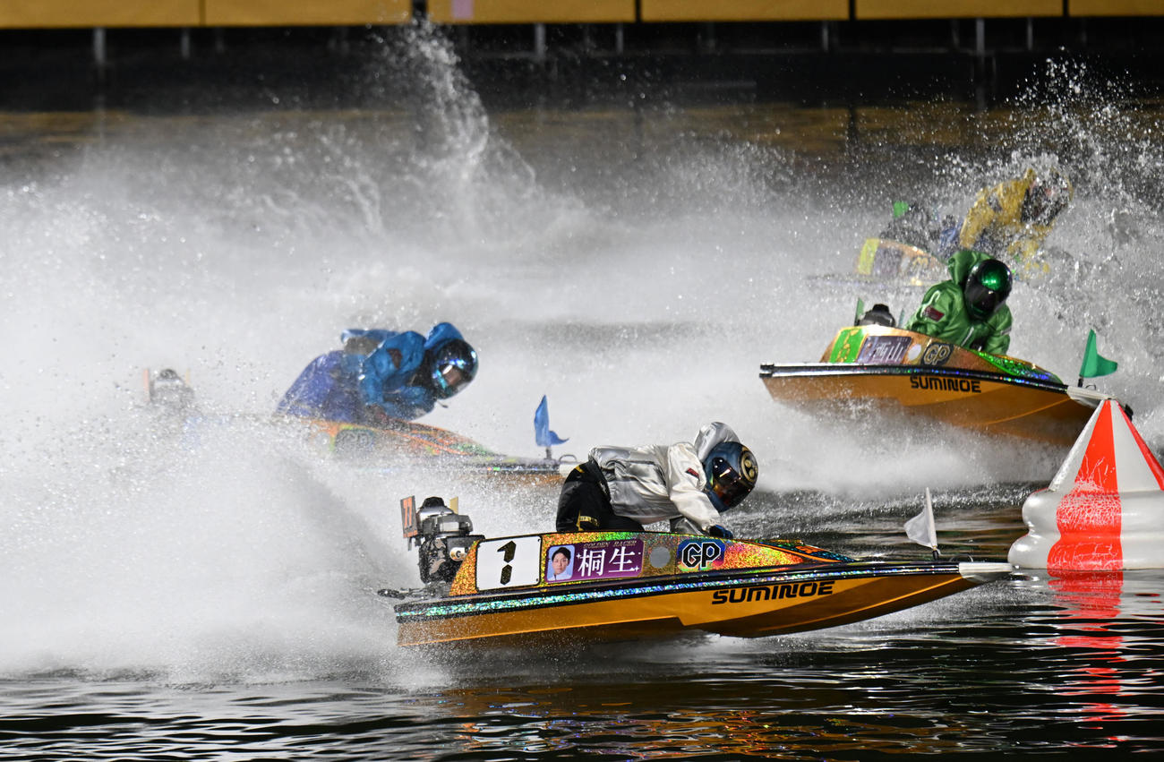 12Rグランプリトライアル2nd、1周目2マークをトップで回る桐生順平（撮影・和賀正仁）