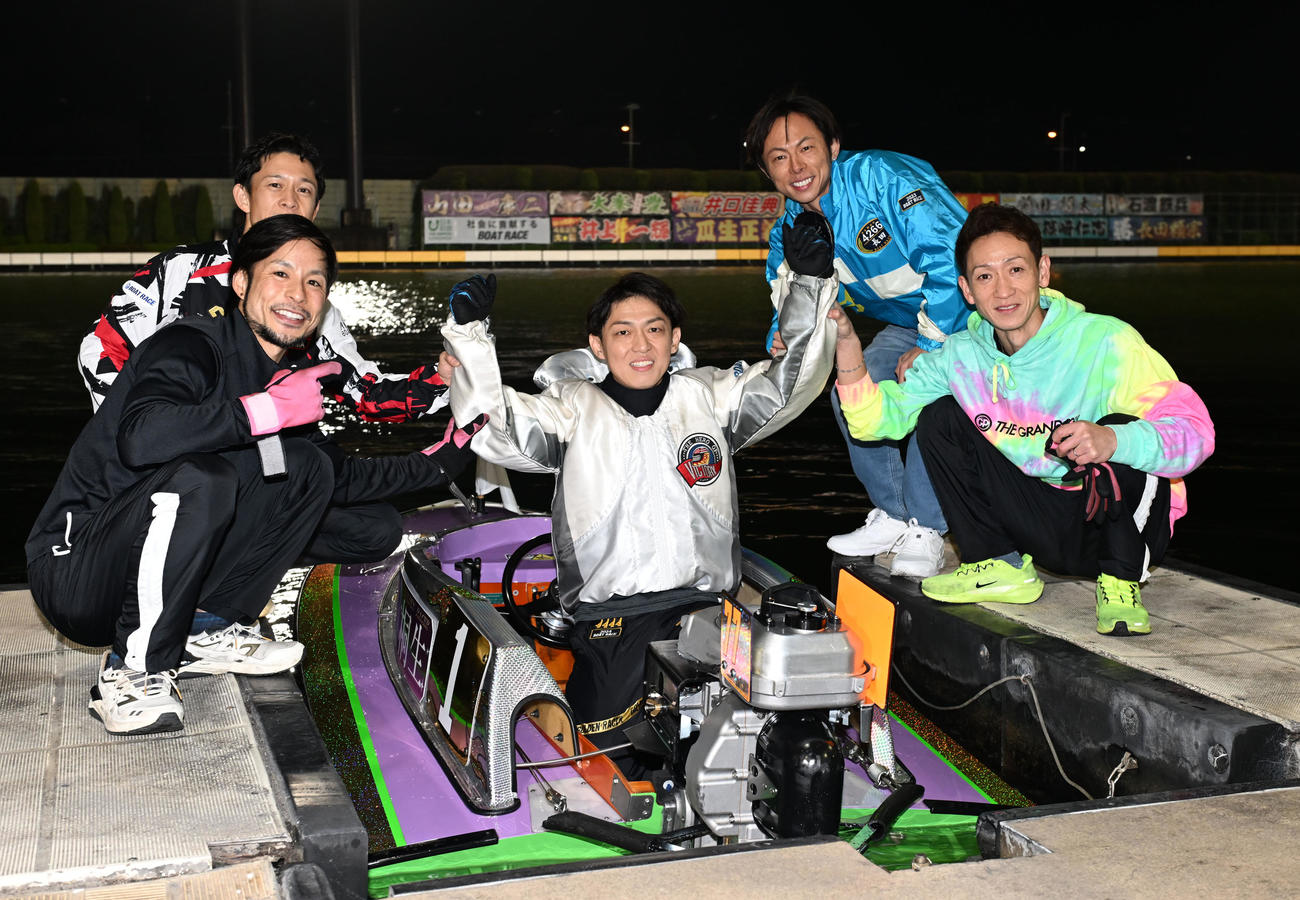 住之江12R　グランプリ優勝を果たし仲間から祝福される桐生順平（撮影・和賀正仁）