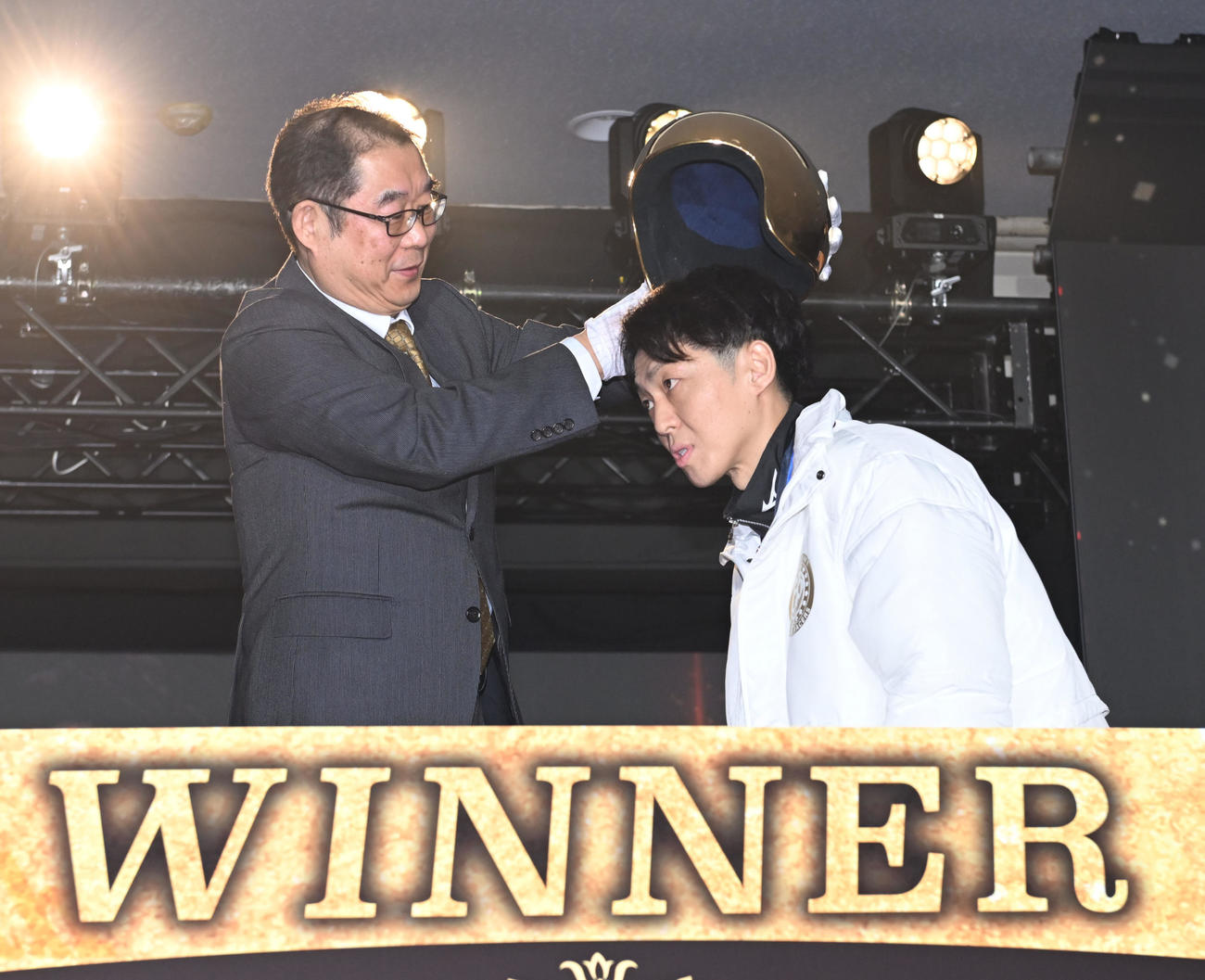 黄金ヘルメットを授与される4444桐生順平（撮影・和賀正仁）