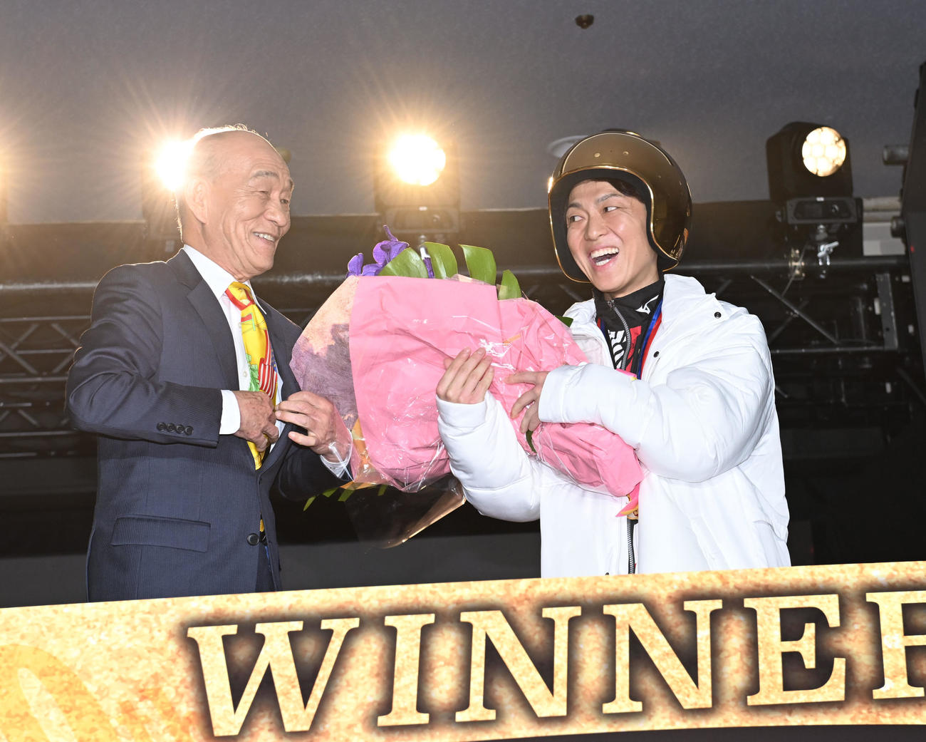 俳優笹野高史から花束を贈られる桐生順平（撮影・和賀正仁）