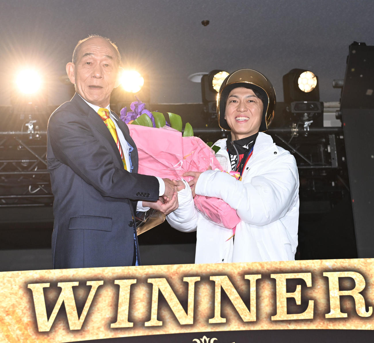 俳優笹野高史から花束を贈られる桐生順平（撮影・和賀正仁）