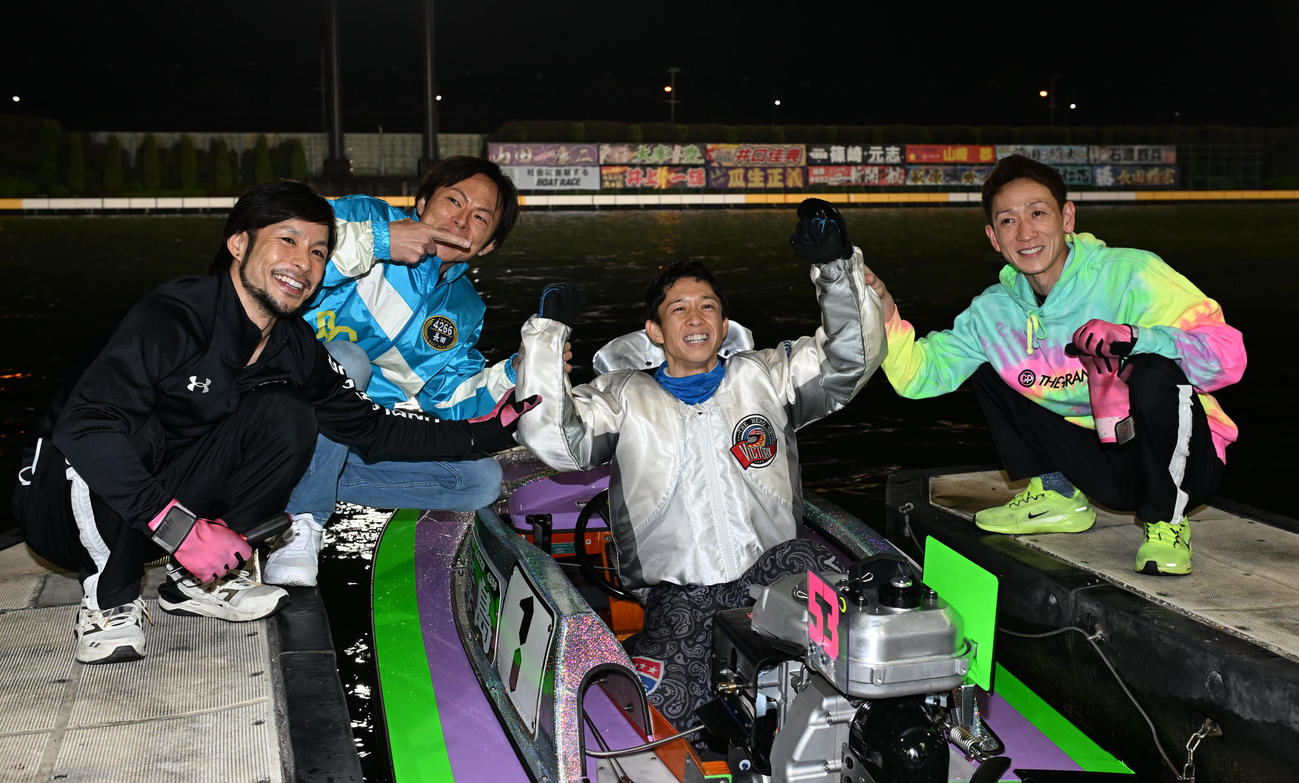 住之江　グランプリシリーズ戦を制し仲間から祝福される毒島誠（撮影・和賀正仁）
