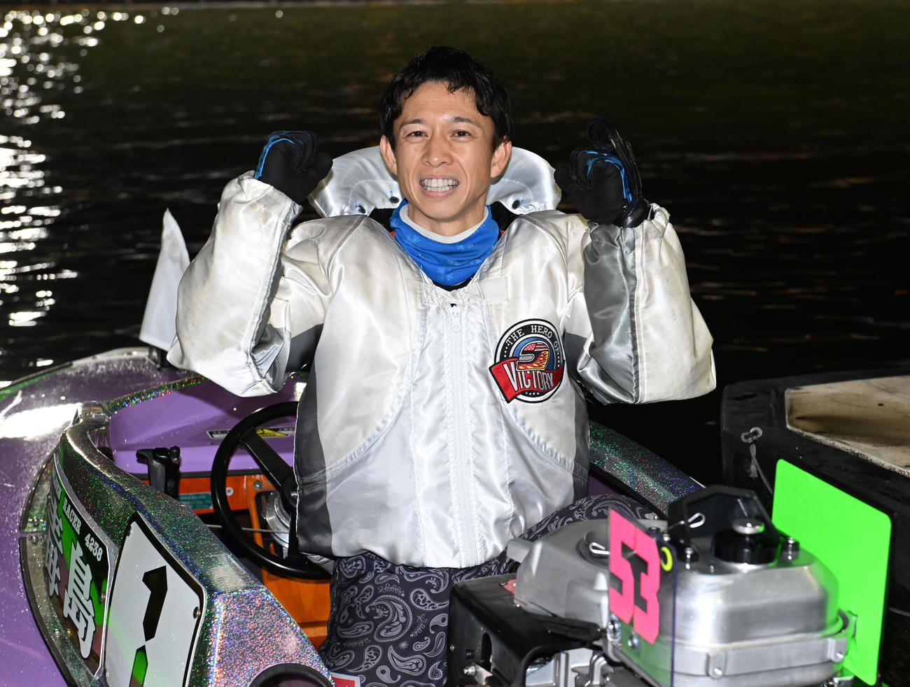 SGグランプリシリーズ戦を制しガッツポーズする毒島誠（撮影・和賀正仁）