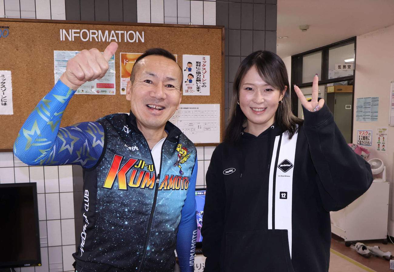 今月末で引退となる西島貢司が姪の西島叶子と記念のツーショット（2025年12月23日撮影）