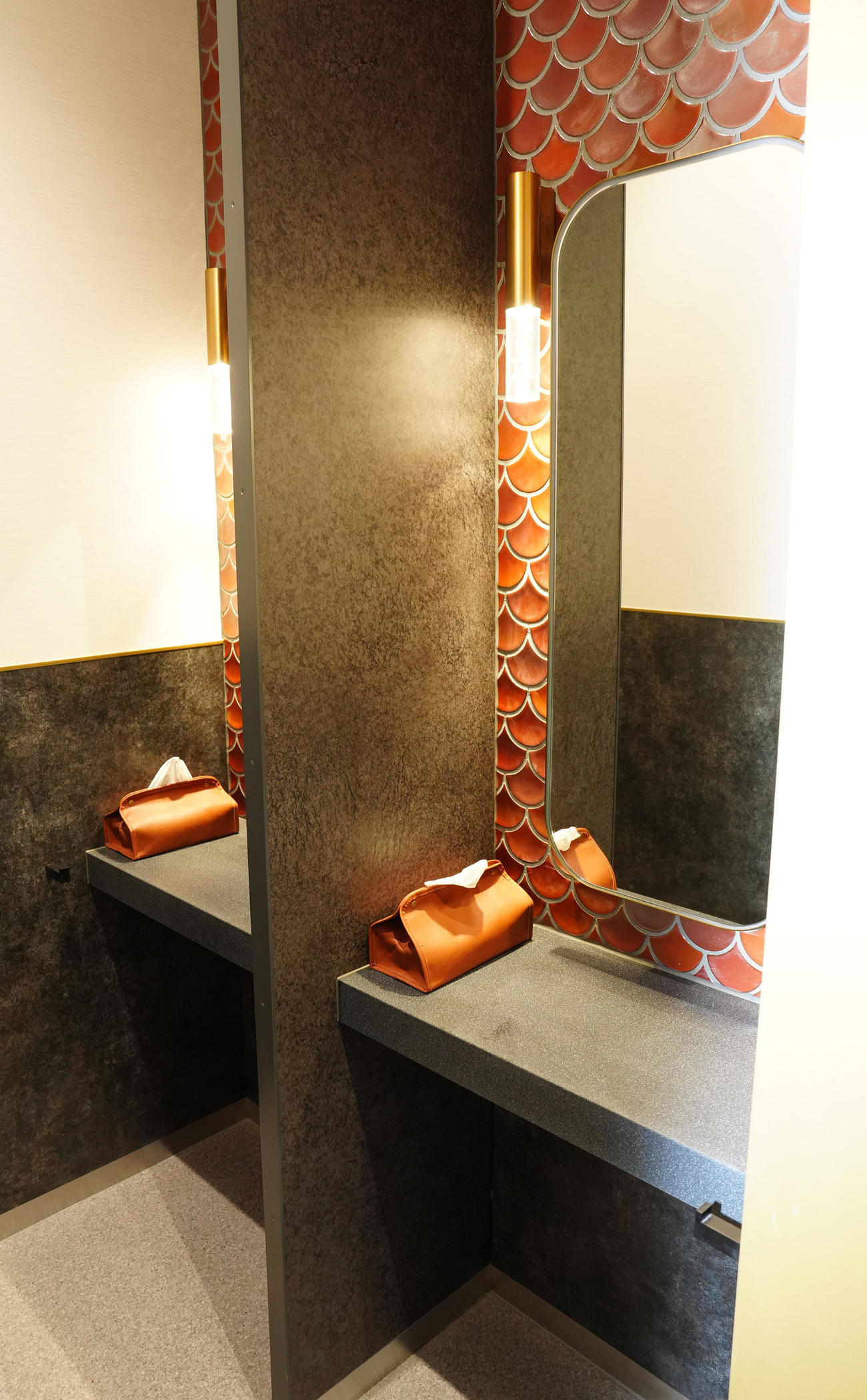 ボートレース平和島新スタンド棟1期の3階にある女性用トイレのパウダールーム（撮影・江口和貴）