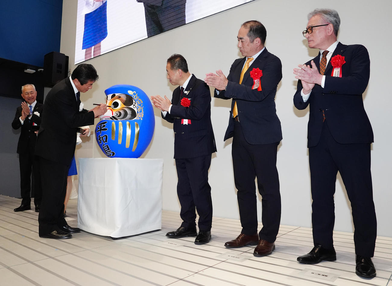 ボートレース平和島新スタンド棟1期の落成式でだるまに目入れする府中市の高野律雄市長（左から2人目）（撮影・江口和貴）