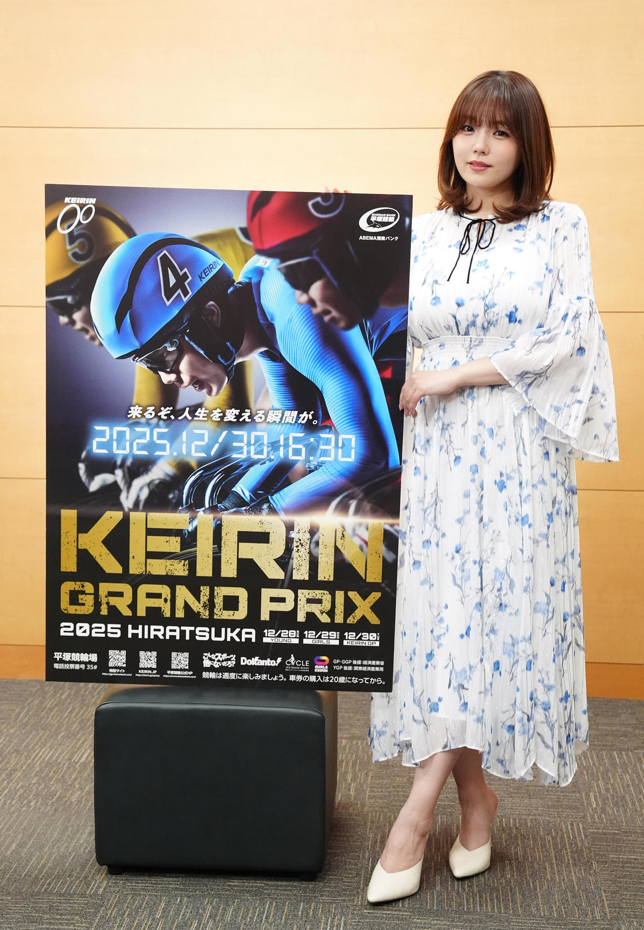 KEIRINグランプリシリーズ2025のPRで来社した平塚競輪アンバサダーの篠崎愛（撮影・江口和貴）