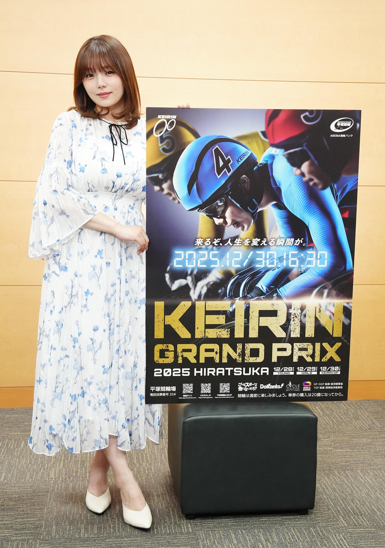 KEIRINグランプリシリーズ2025のPRで来社した平塚競輪アンバサダーの篠崎愛（撮影・江口和貴）