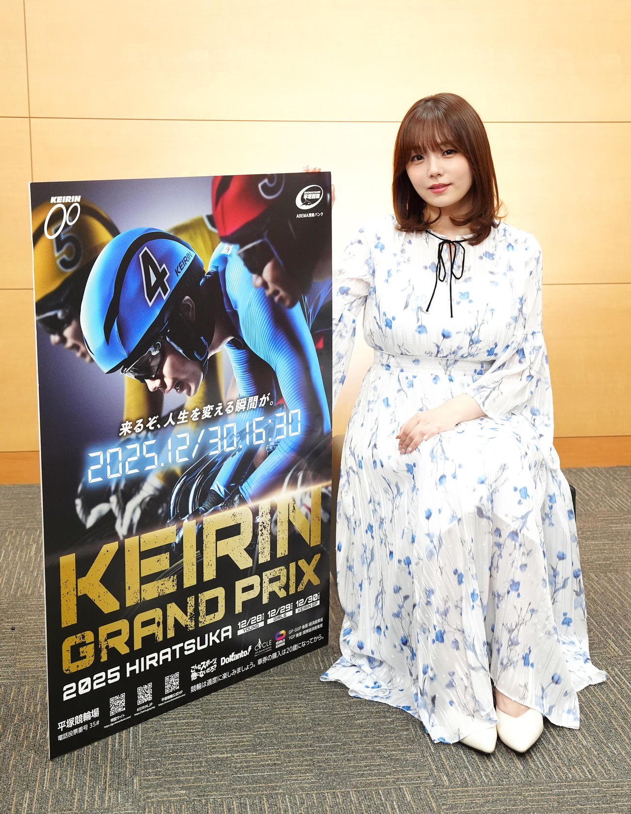 KEIRINグランプリシリーズ2025のPRで来社した平塚競輪アンバサダーの篠崎愛（撮影・江口和貴）