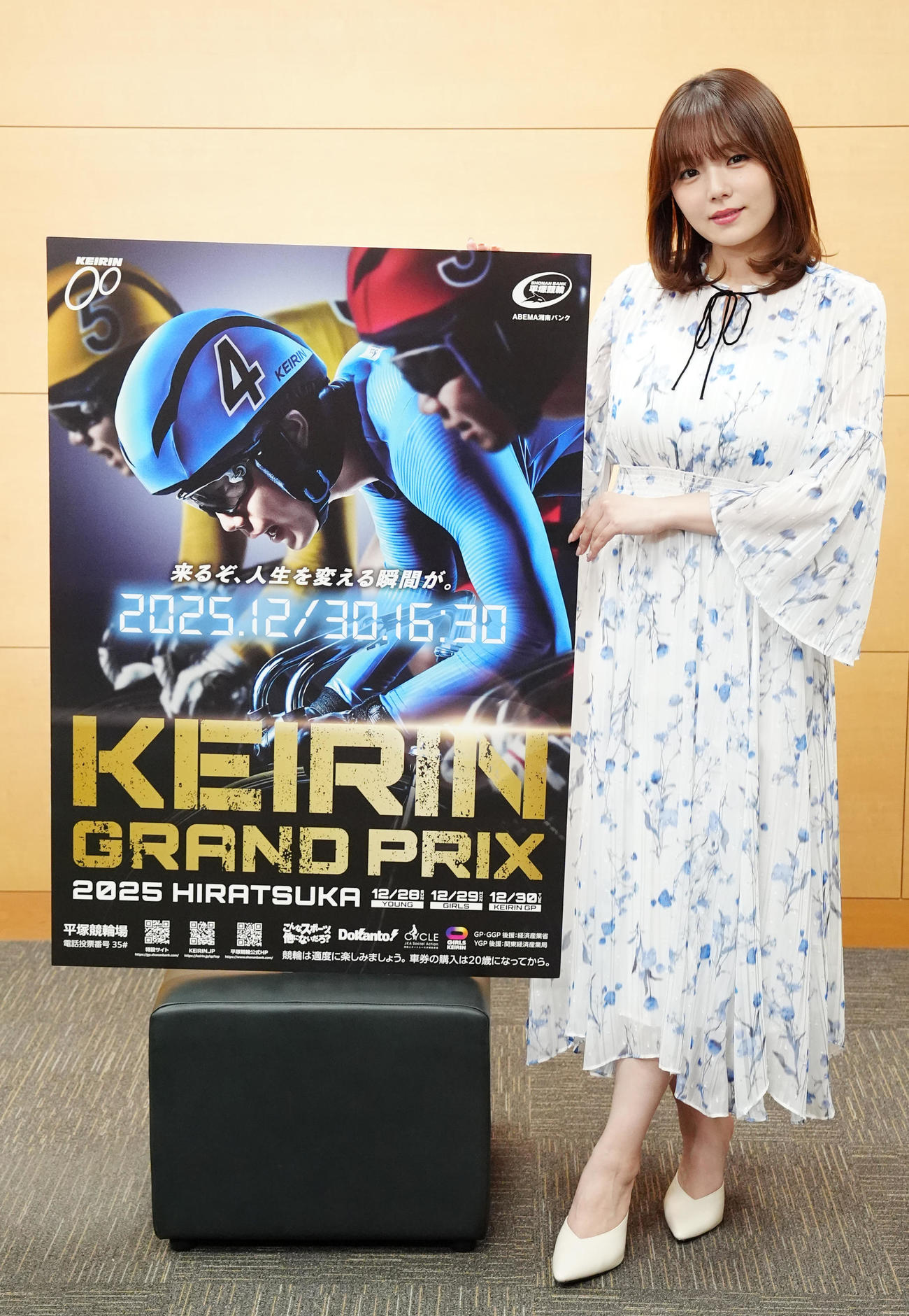 KEIRINグランプリシリーズ2025のPRで来社した平塚競輪アンバサダーの篠崎愛（撮影・江口和貴）