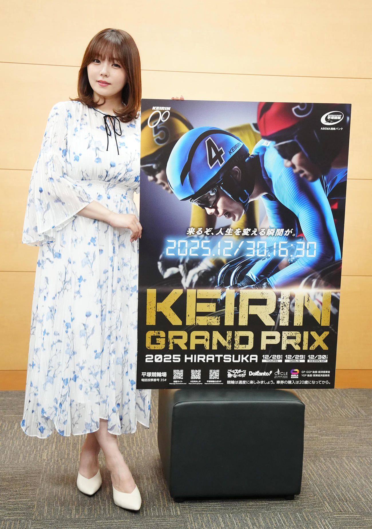 KEIRINグランプリシリーズ2025のPRで来社した平塚競輪アンバサダーの篠崎愛（撮影・江口和貴）