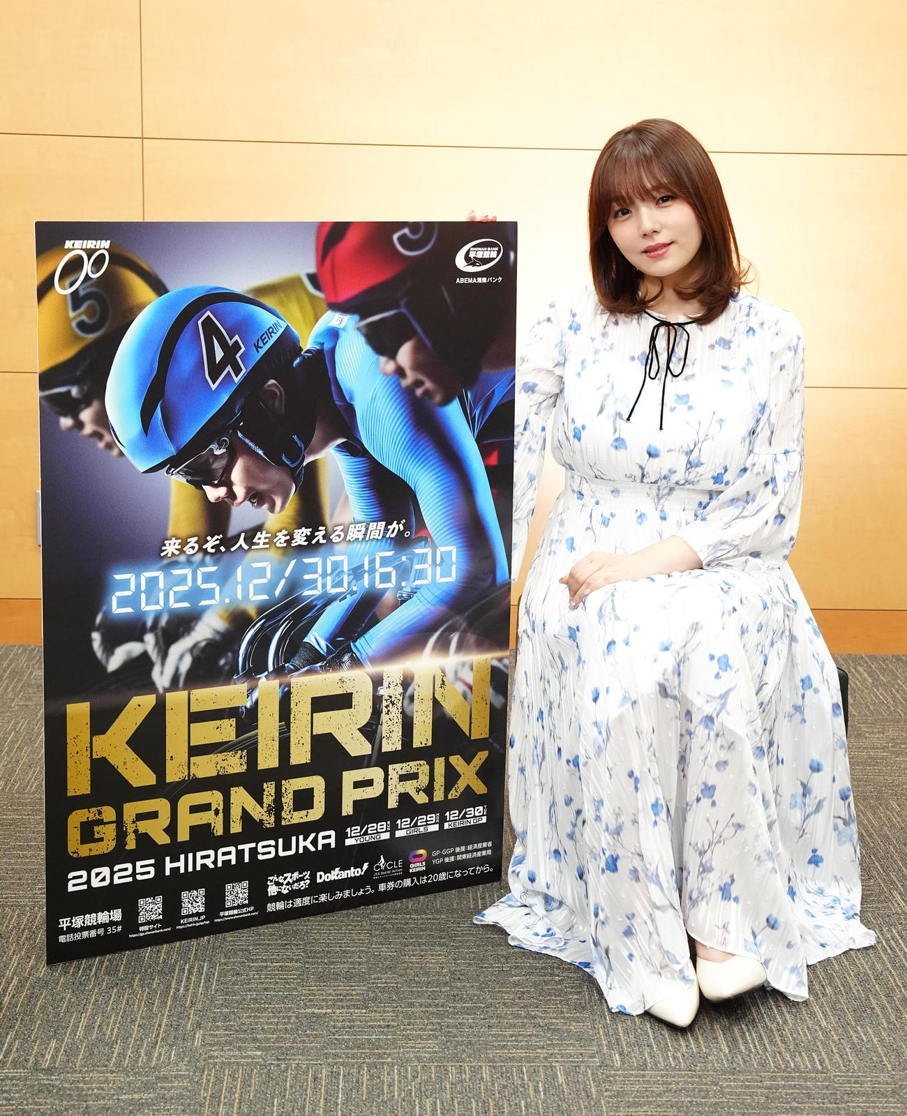 KEIRINグランプリシリーズ2025のPRで来社した平塚競輪アンバサダーの篠崎愛（撮影・江口和貴）