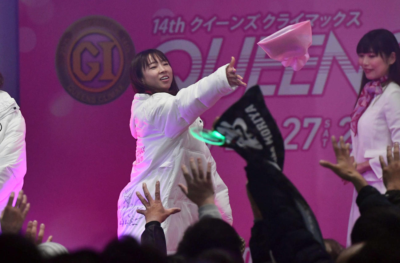 PG1クイーンズクライマックスのオープニングセレモニーでファンにプレゼントを投げ込む4482守屋美穂（撮影・岩下翔太）