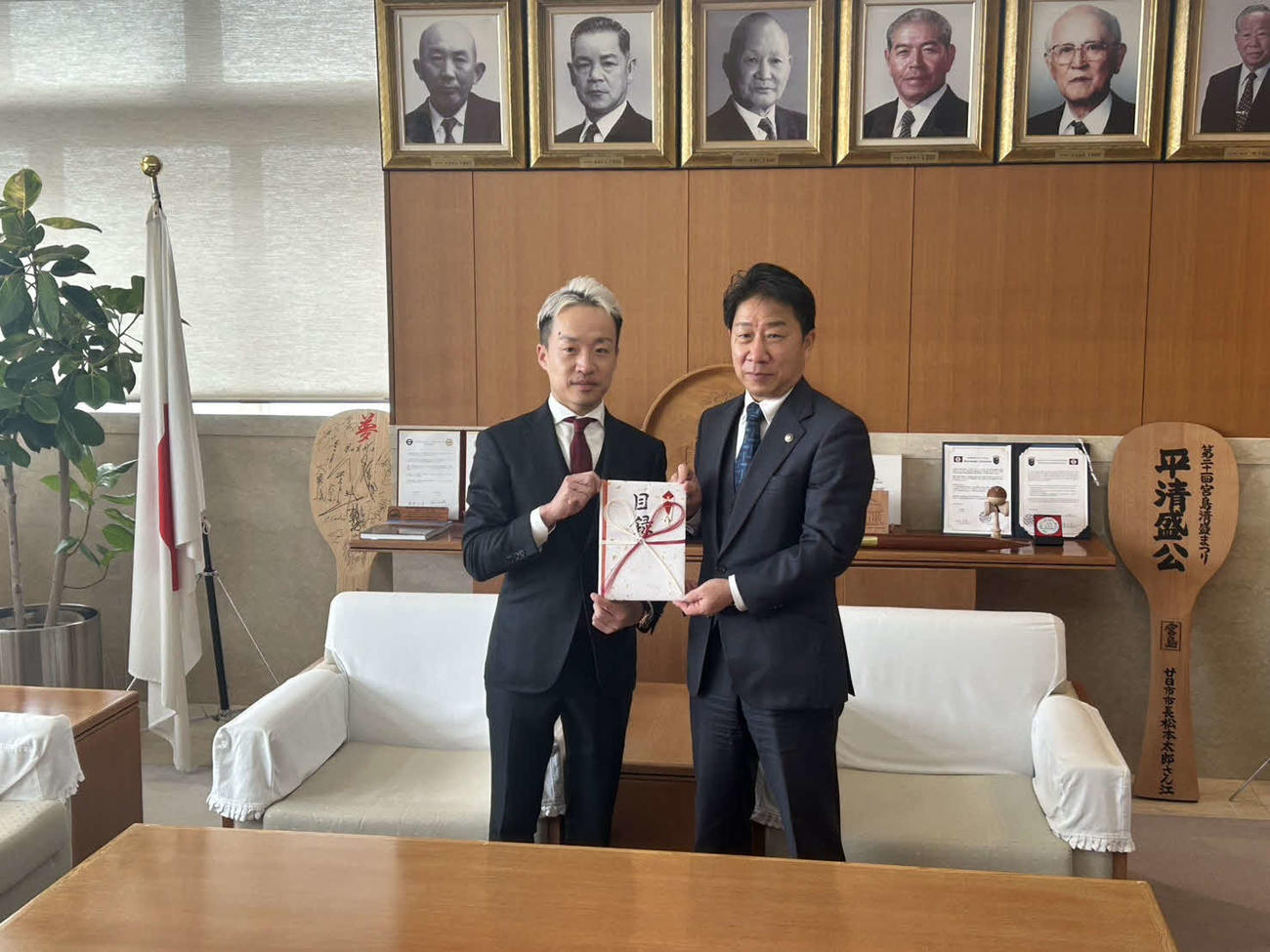 松本太郎廿日市市長（右）に目録を手渡す山口剛