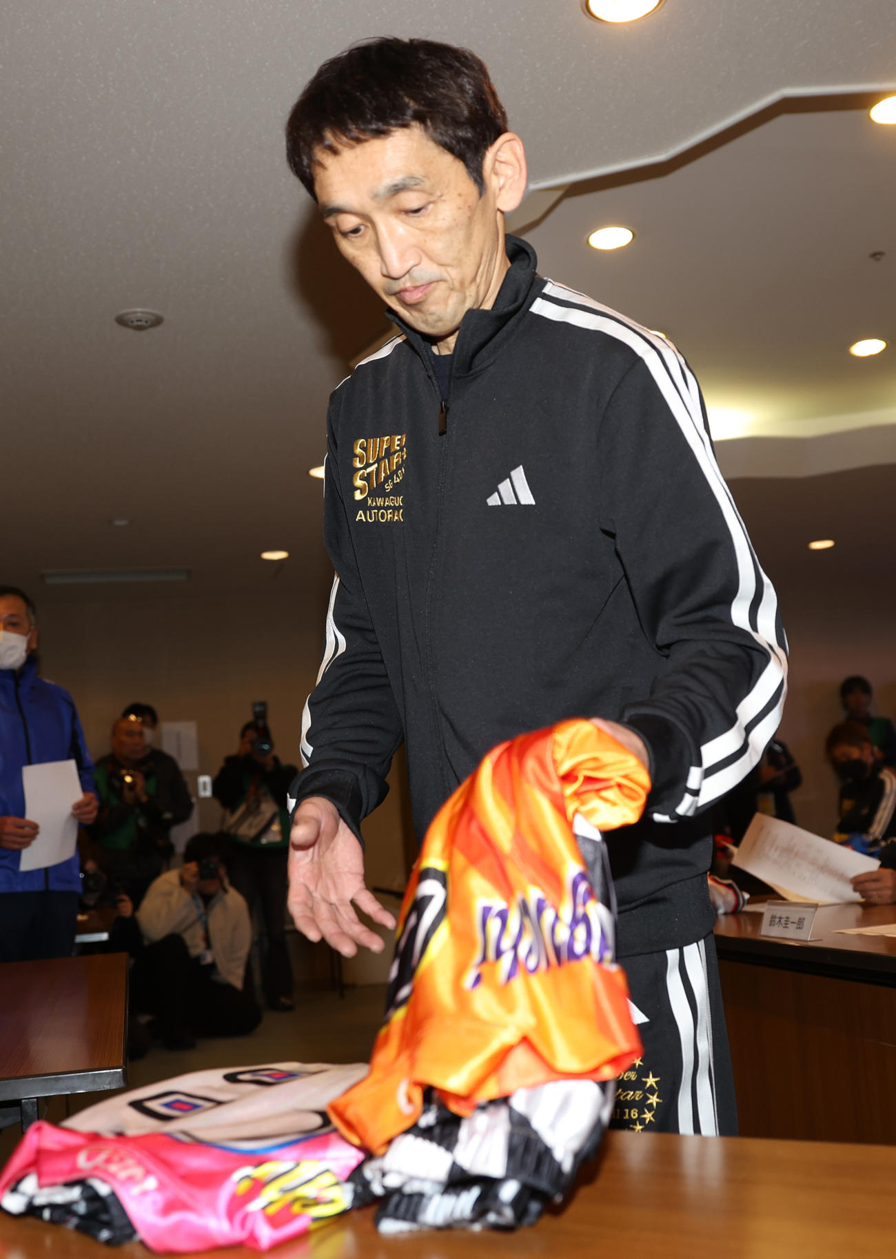 SS王座トライアル戦枠番選択で勝負服を取る伊藤信夫（撮影・柴田隆二）
