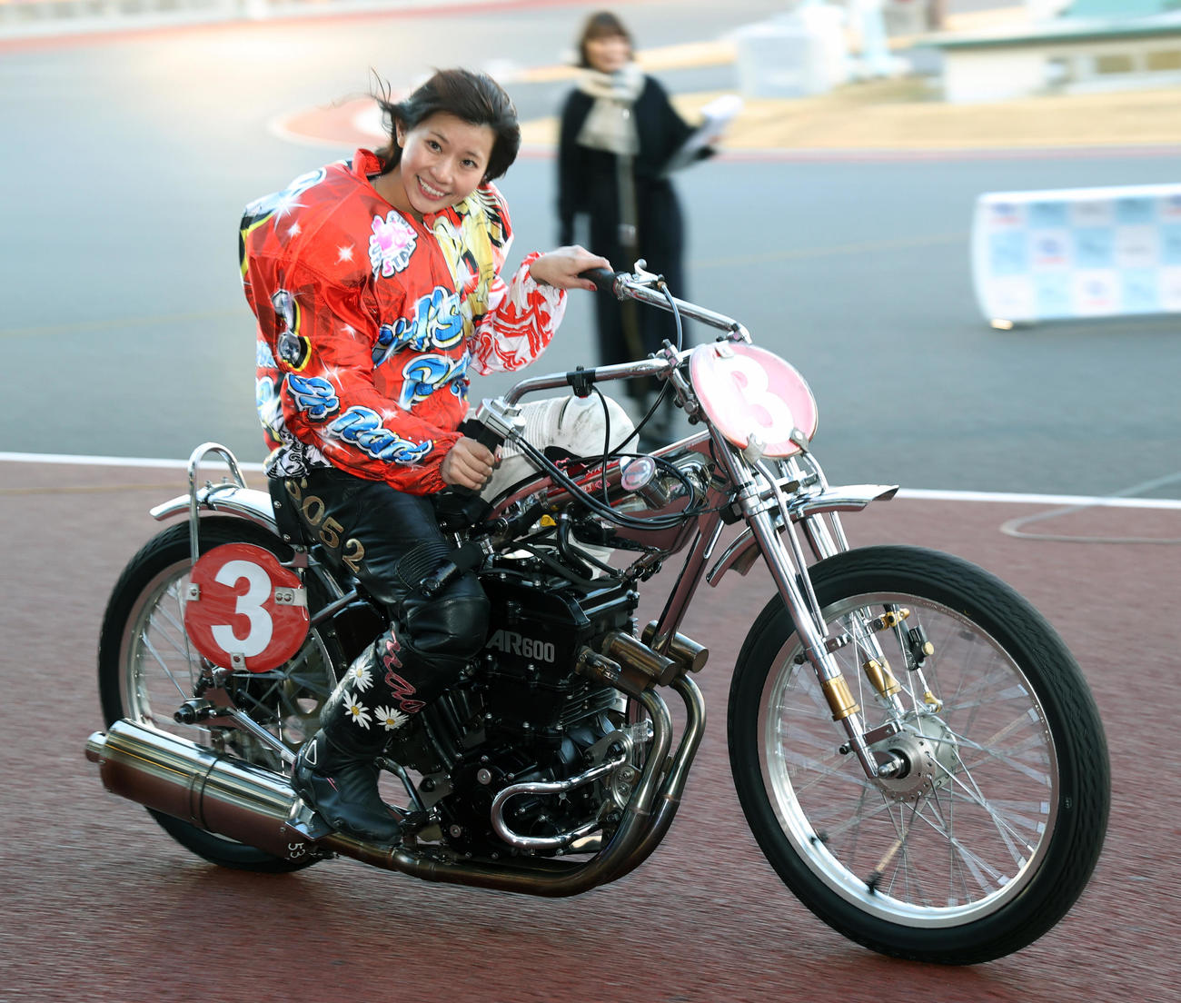 SSガールズ王座決定戦で優勝しウイニングランする三宅真央（撮影・柴田隆二）