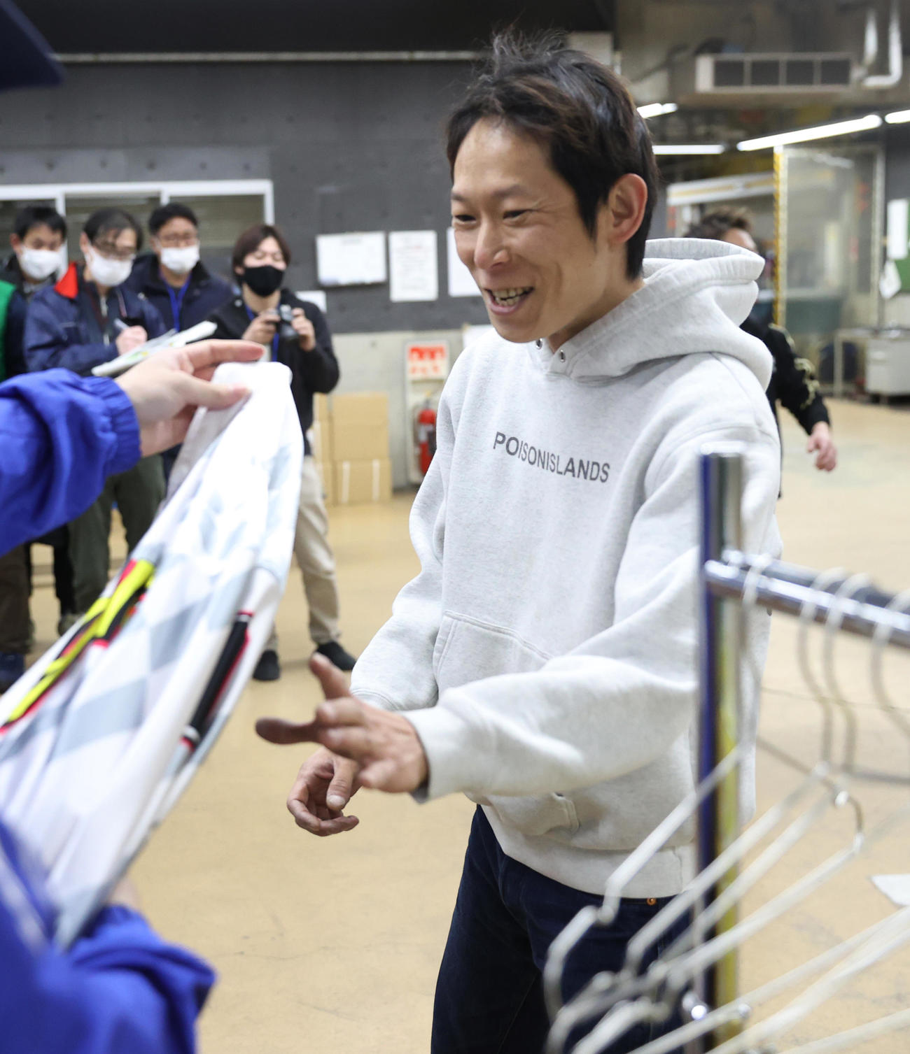 枠番抽選で11R1枠を引いた佐藤貴也（撮影・柴田隆二）