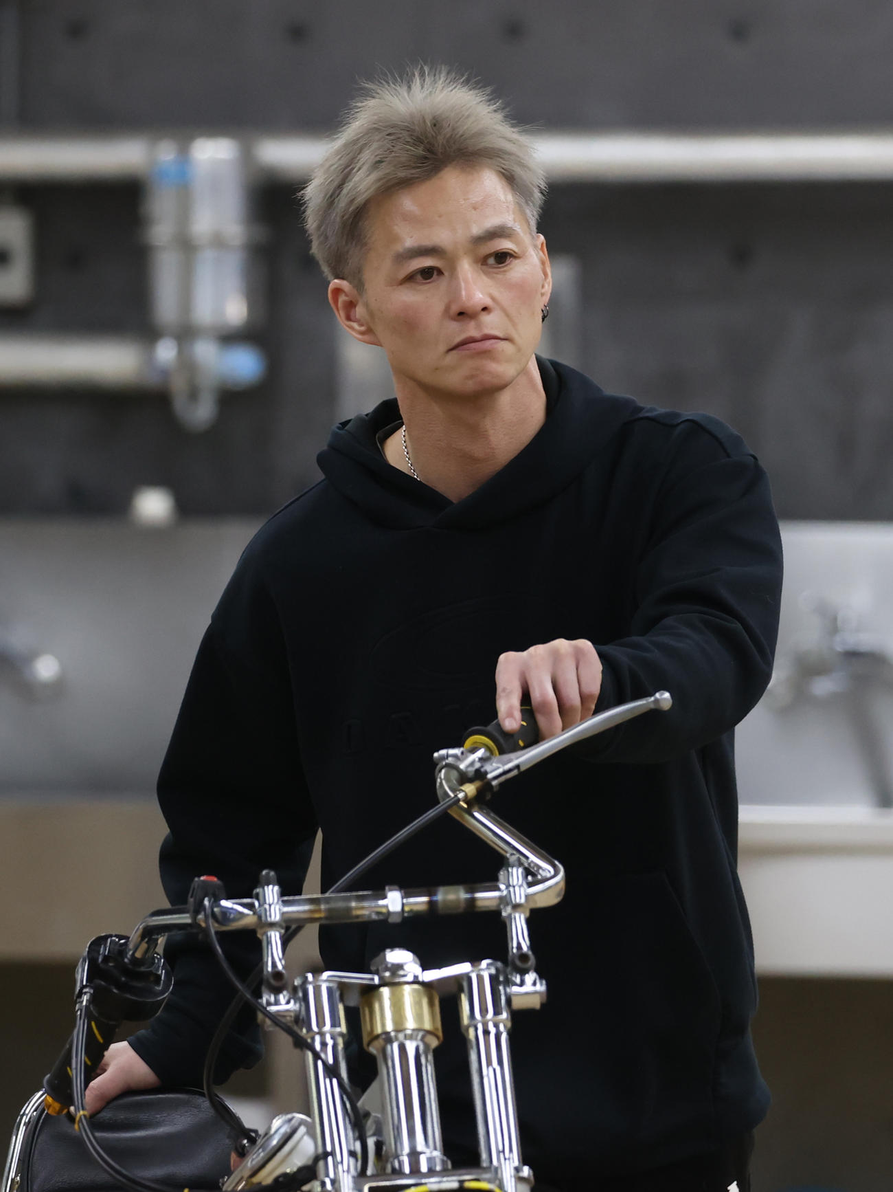 SS王座戦・TR1回戦11Rに向けマシンを運ぶ早川清太郎（撮影・柴田隆二）