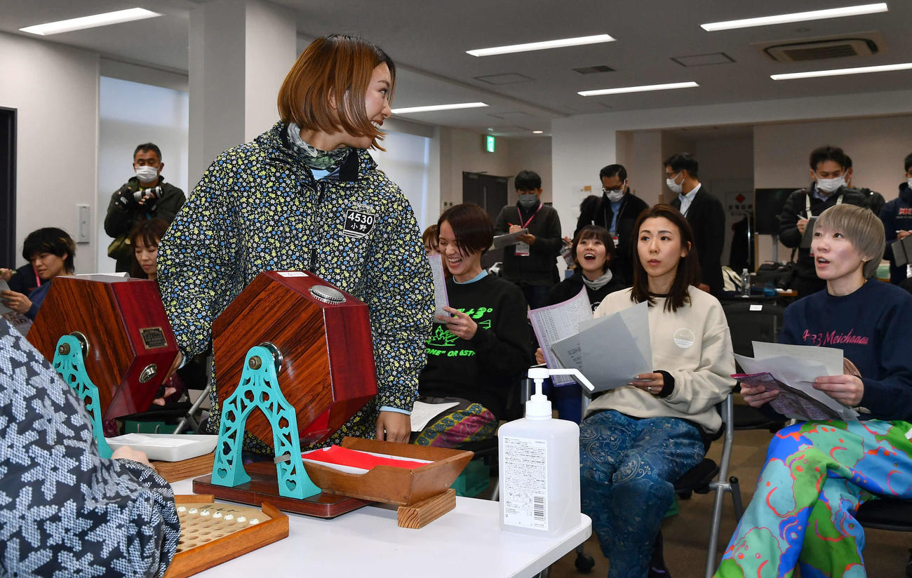 PG1クイーンズクライマックス前検　モーター抽選で笑顔を見せる4530小野生奈（撮影・岩下翔太）