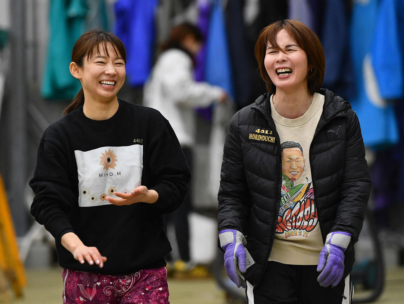 守屋美穂（左）と談笑する堀之内紀代子