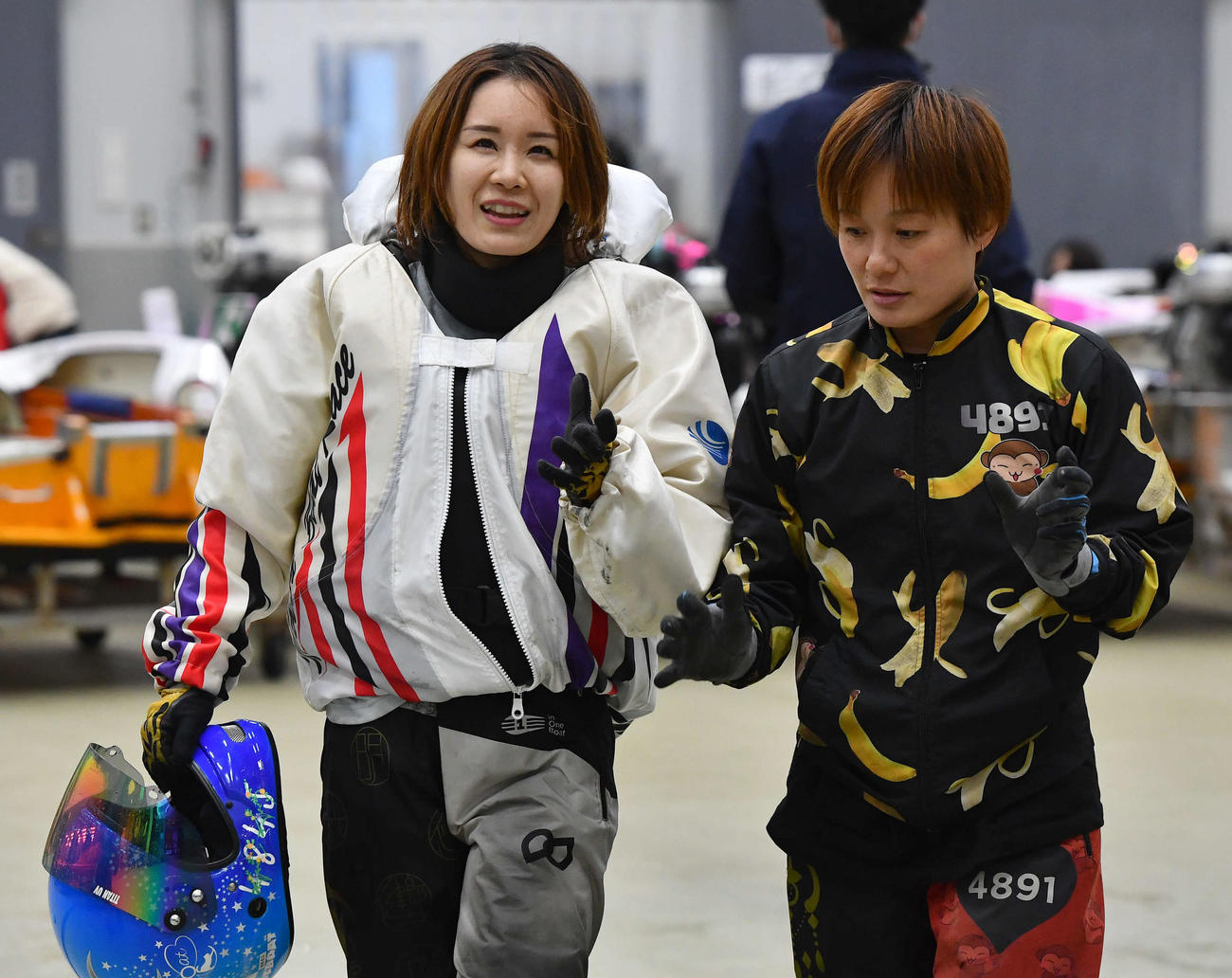 前田紗希（左）は寺島美里と話しながら引き揚げる（撮影・岩下翔太）
