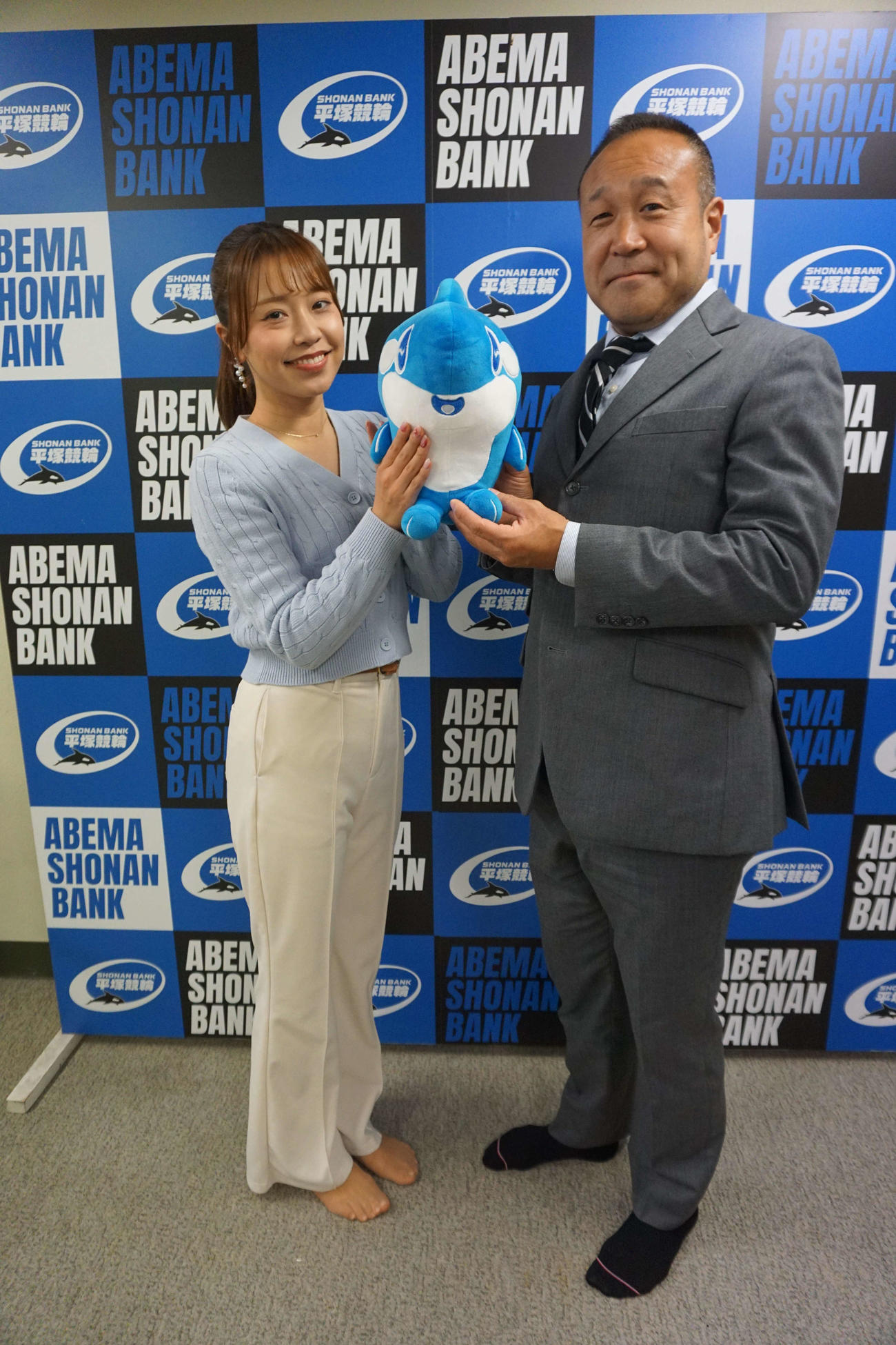 平塚競輪キャスターの萩原菜乃花さんと高木隆弘支部長