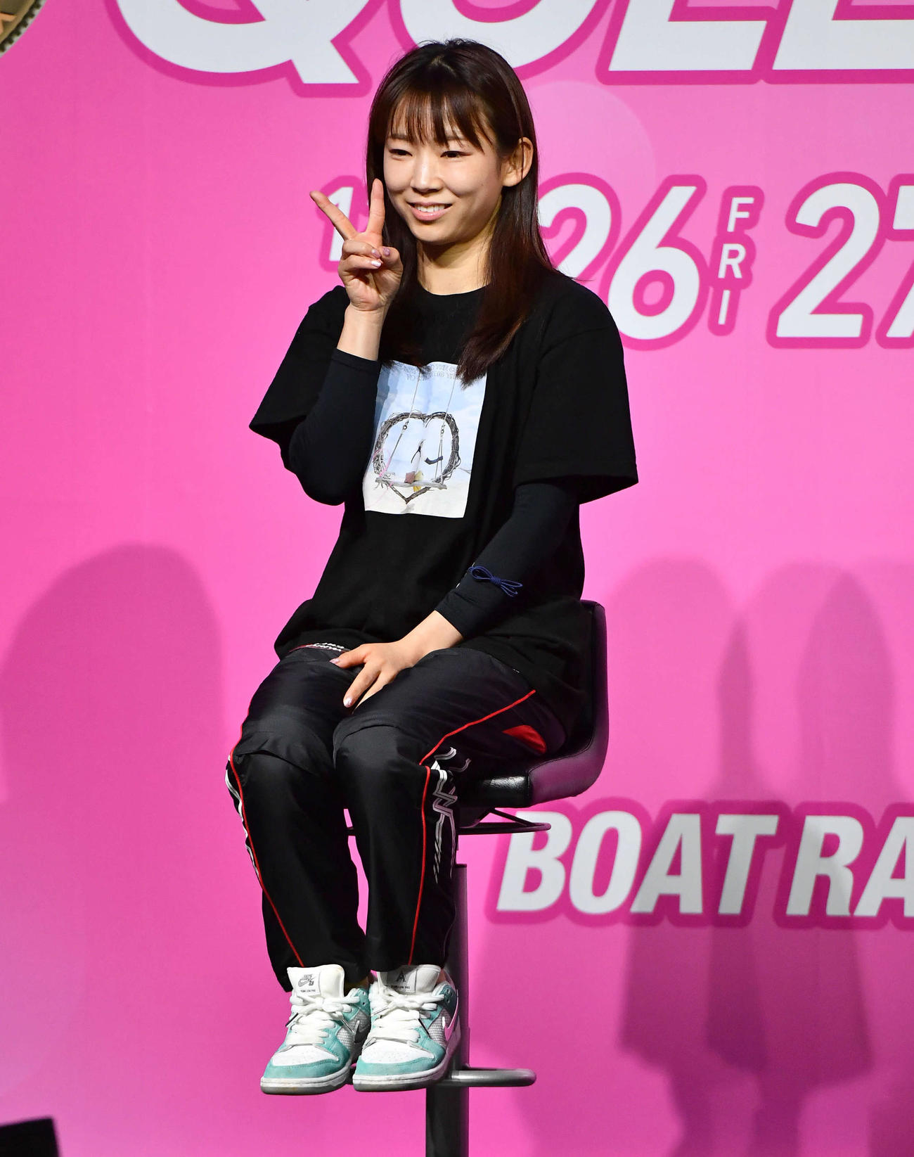 PG1クイーンズクライマックスのトライアル11R出場選手インタビューでファンにピースサインを見せる4482守屋美穂（撮影・岩下翔太）