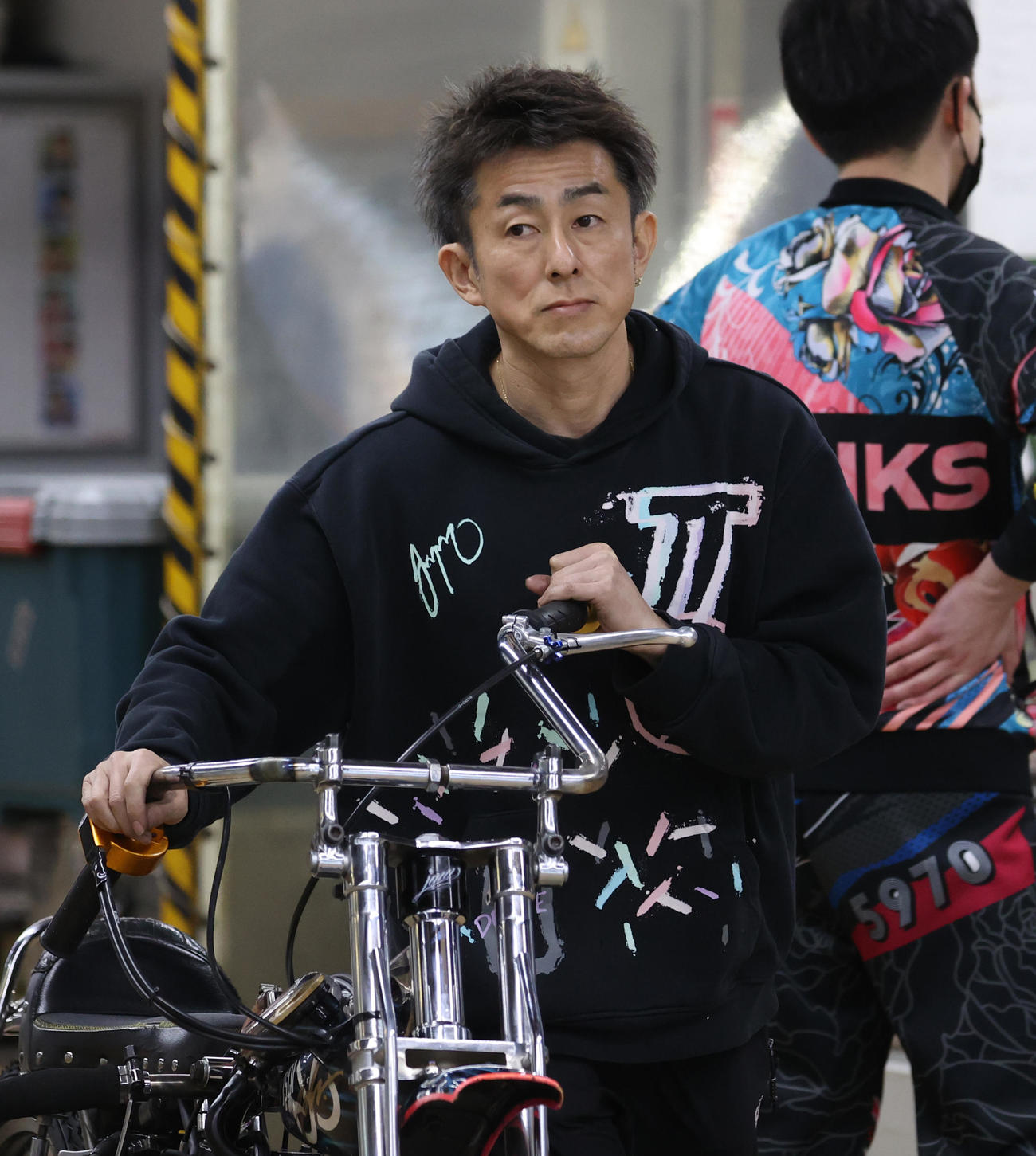 SS王座戦・TR2回戦12Rに向けバイクを運ぶ松尾啓史（撮影・柴田隆二）