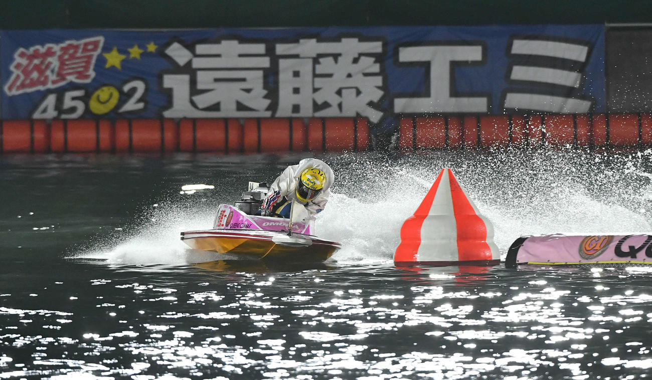 PG1クイーンズクライマックス　12Rトライアル初戦、2周目2マークを先頭で旋回する1号艇の4502遠藤エミ（撮影・岩下翔太）