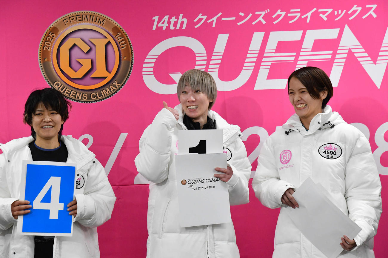 TR2回戦11Rの枠番抽選で1枠を引き当て、笑顔でサムズアップを見せる川野芽唯（中央）