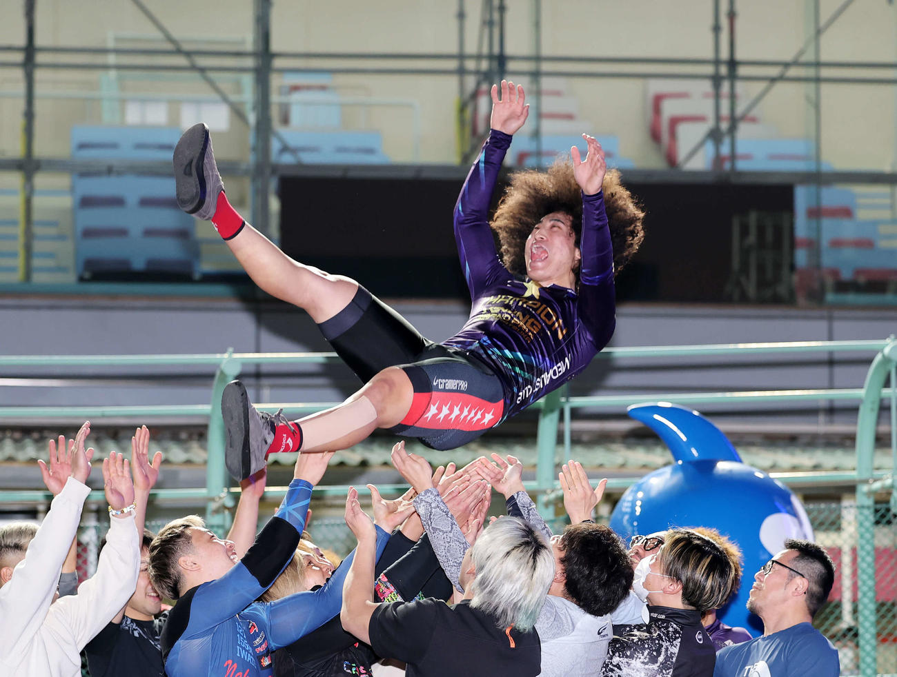 ヤンググランプリを制し胴上げされる中石（撮影・鈴木正人）