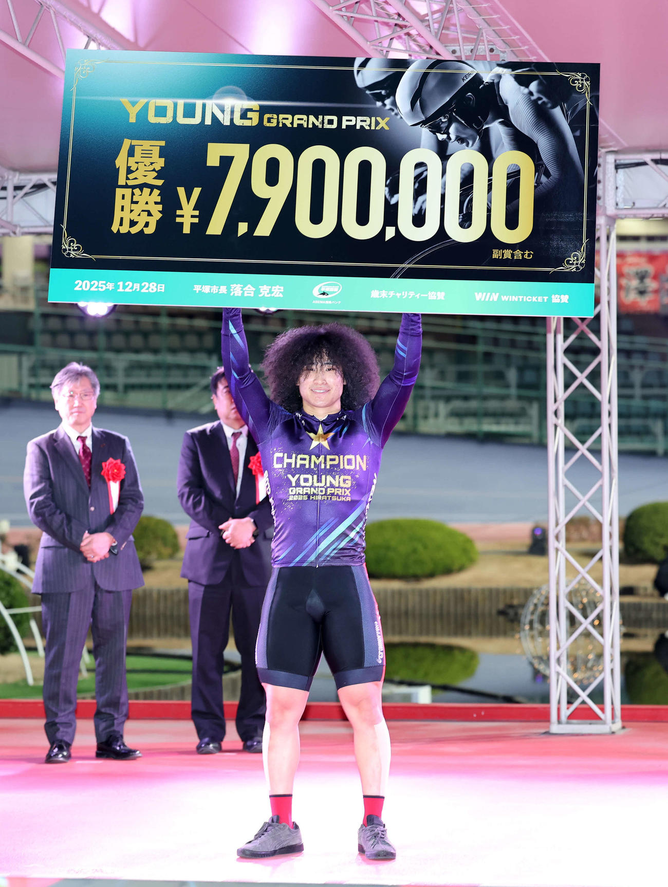 賞金ボードを手に笑顔を見せる中石（撮影・鈴木正人）