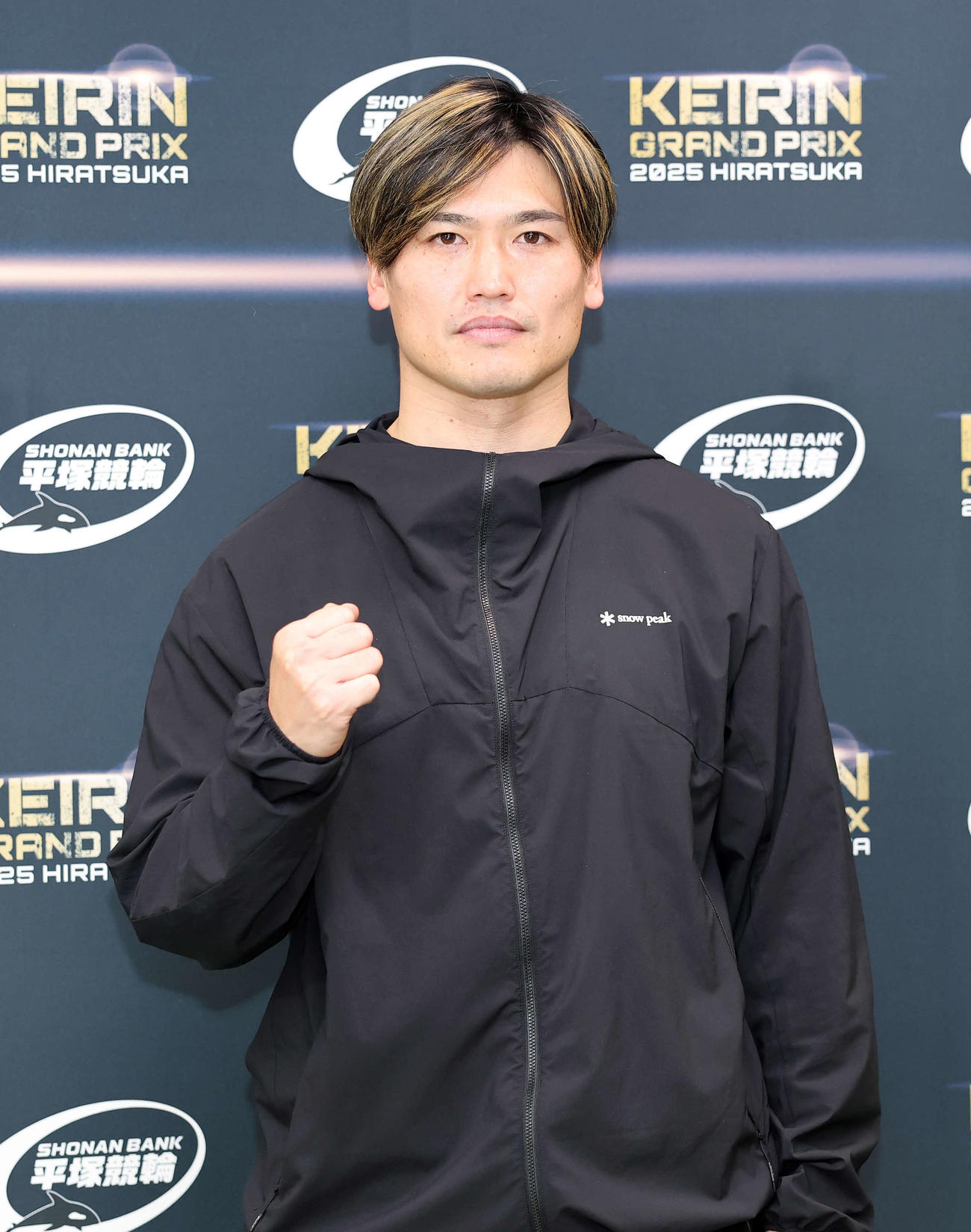 ポーズを決める阿部（撮影・鈴木正人）