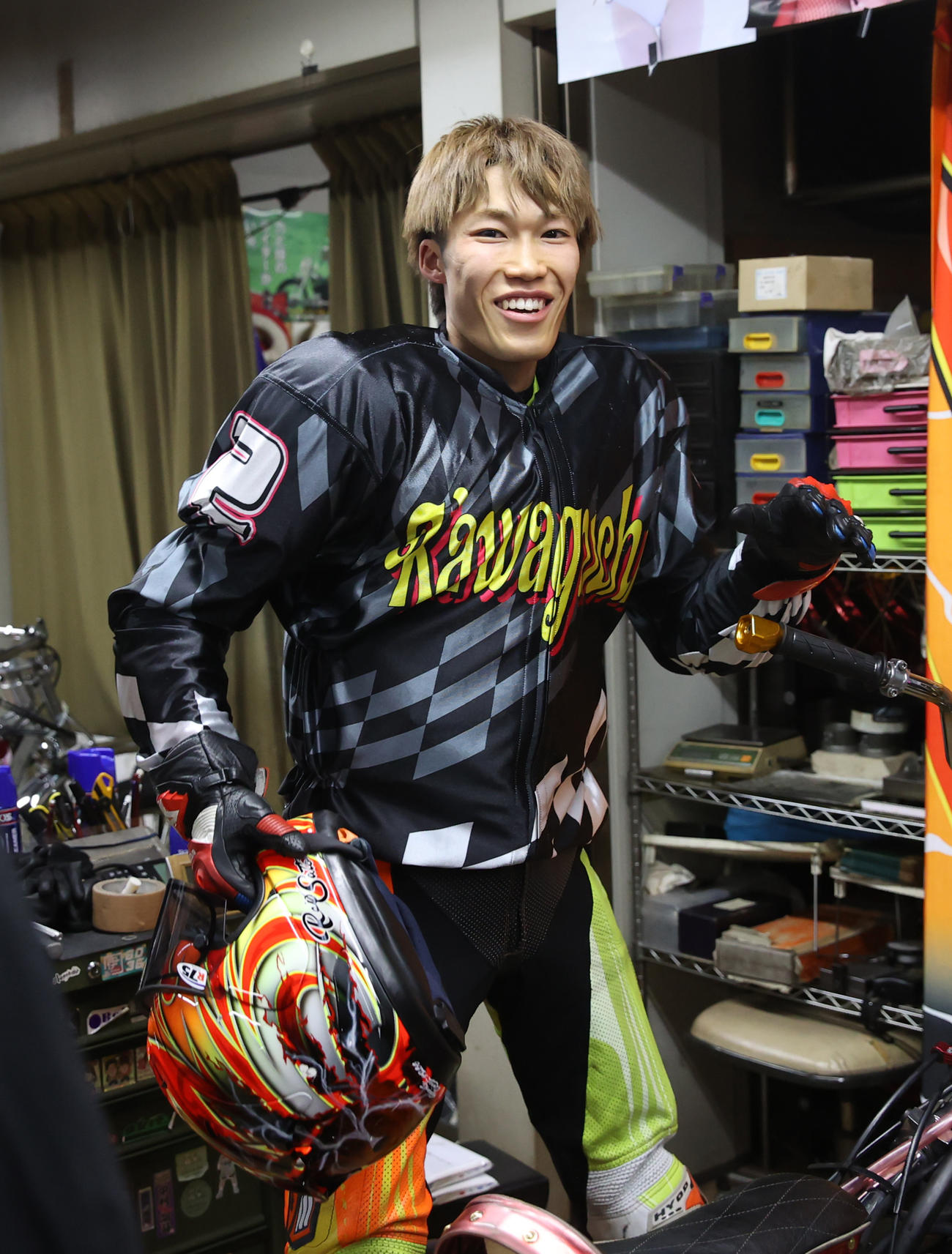 SS王座戦・TR3回戦11Rで1着の佐藤励は笑顔を見せる（撮影・柴田隆二）