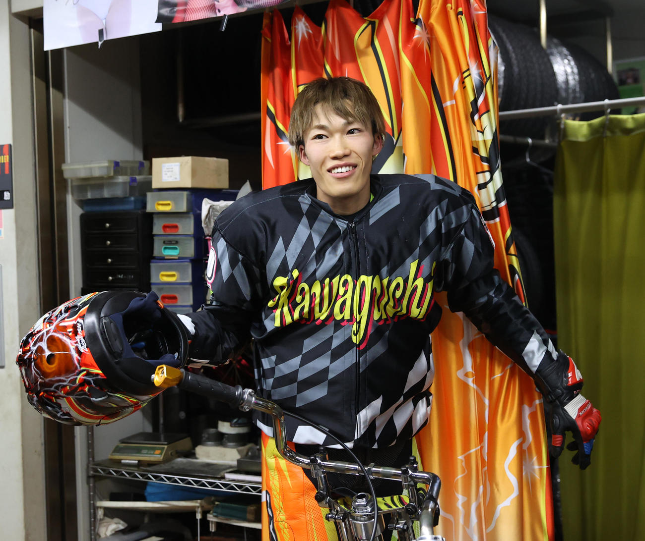 SS王座戦・TR3回戦11Rで1着の佐藤励は笑顔を見せる（撮影・柴田隆二）