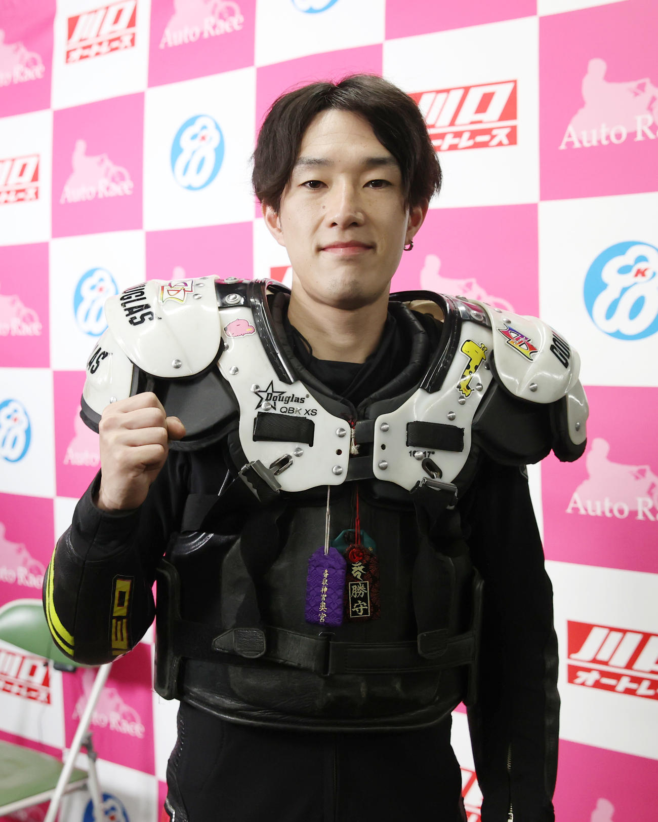 SS王座戦・TR3回戦12Rで1着の黒川京介は3連勝を決めガッツポーズする（撮影・柴田隆二）