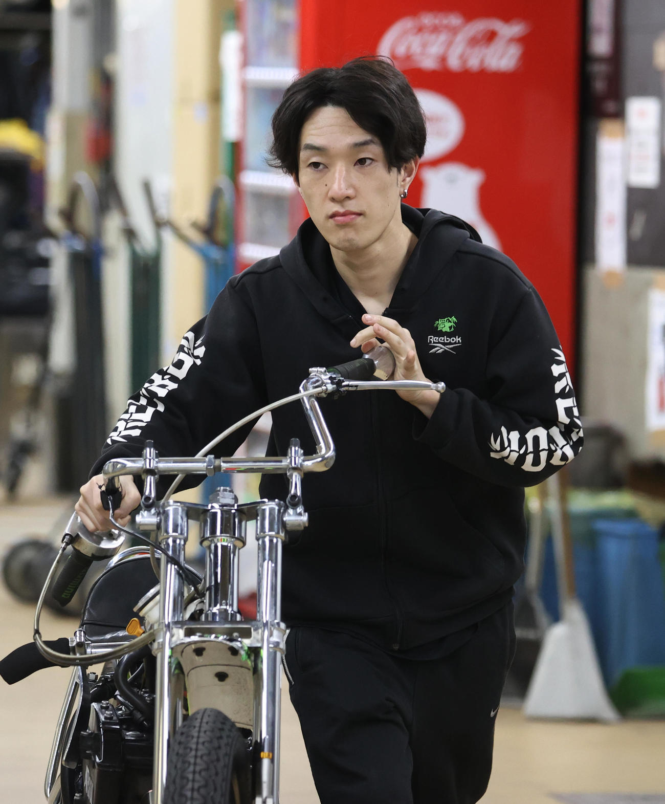 SS王座戦・TR3回戦12Rに向けてマシンを運ぶ黒川京介（撮影・柴田隆二）