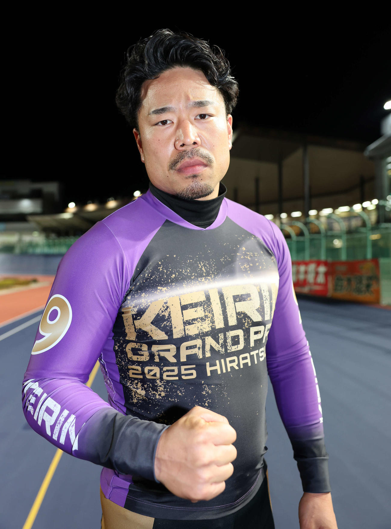 ガッツポーズする古性（撮影・鈴木正人）