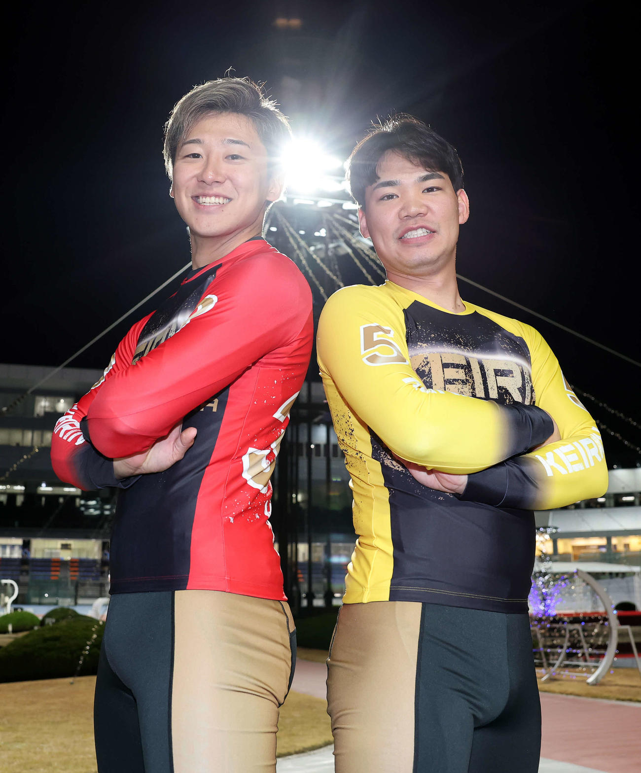 ポーズを決める真杉（左）と吉田（撮影・鈴木正人）