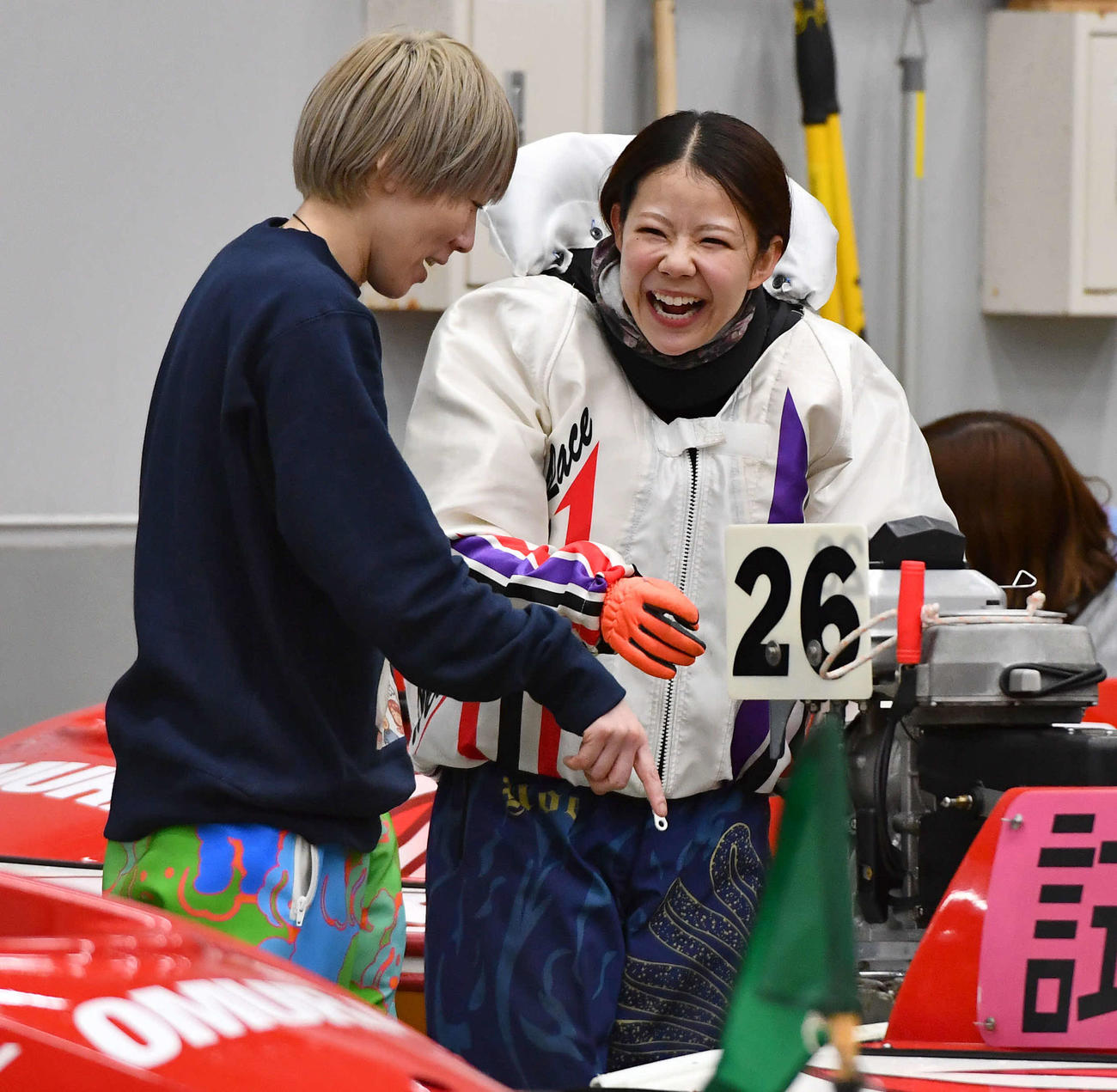G3クイーンズクライマックスシリーズ4日目　6R、勝利した5193米丸乃絵（右）は4433川野芽唯と笑顔で話す（撮影・岩下翔太）