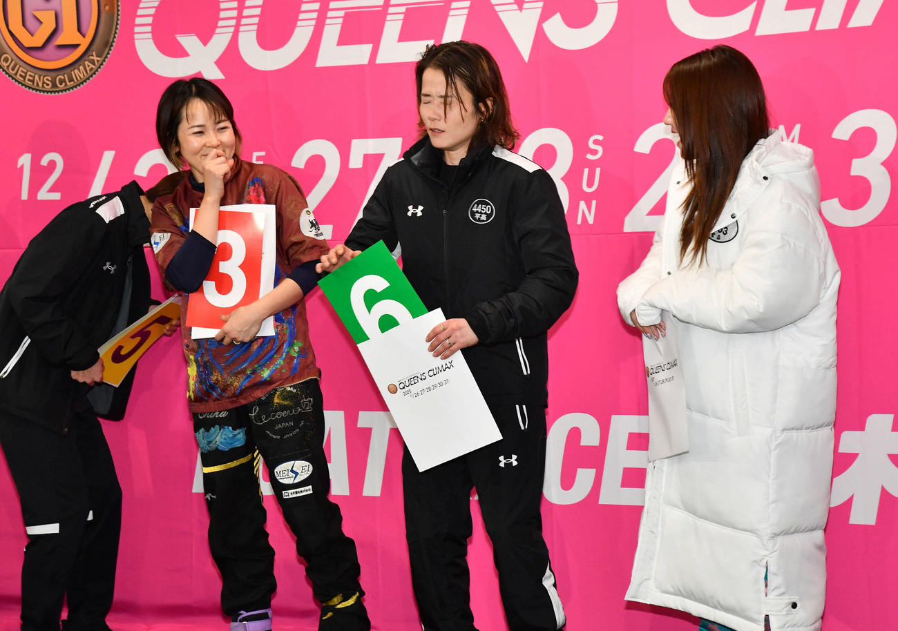 PG1クイーンズクライマックス　トライアル第3戦12Rの枠番抽選で2戦連続の6号艇を引き、悔しがる4450平高奈菜（撮影・岩下翔太）