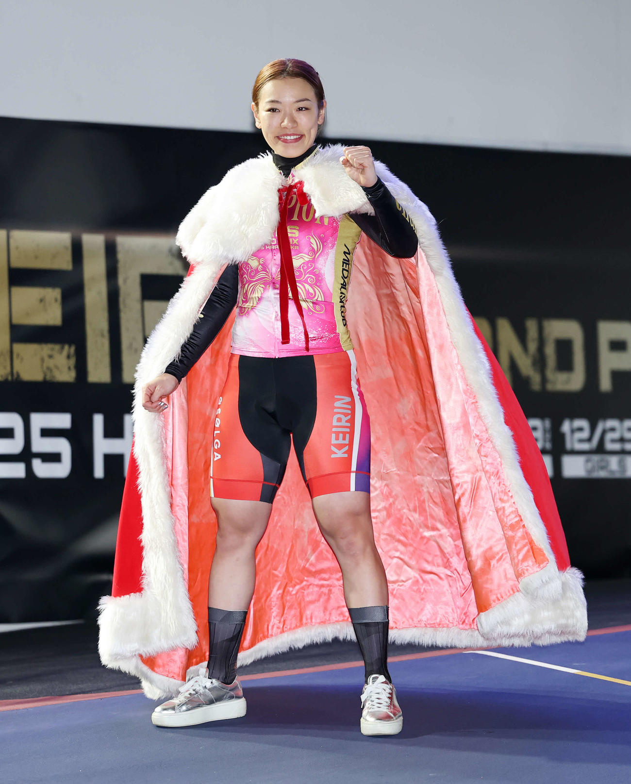 ガールズグランプリを制しガッツポーズする佐藤（撮影・鈴木正人）
